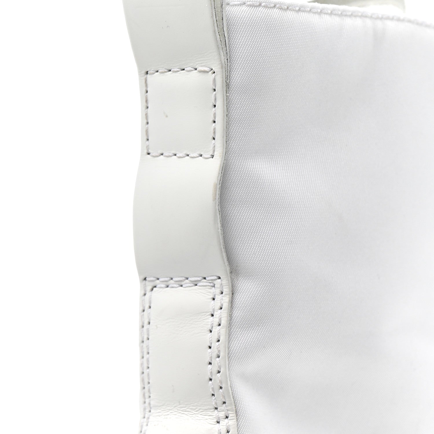 Spazzolato Rois Re-Nylon Metal Triangle Logo Monolith Pouch Pocket 55mm Boots 40.5 White