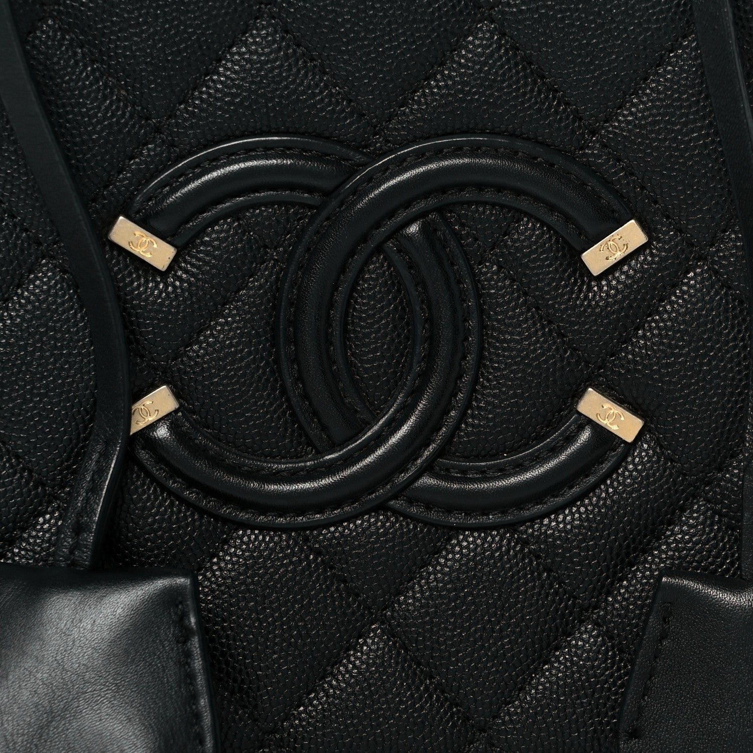 Caviar Quilted Medium CC Filigree Vanity Case Black