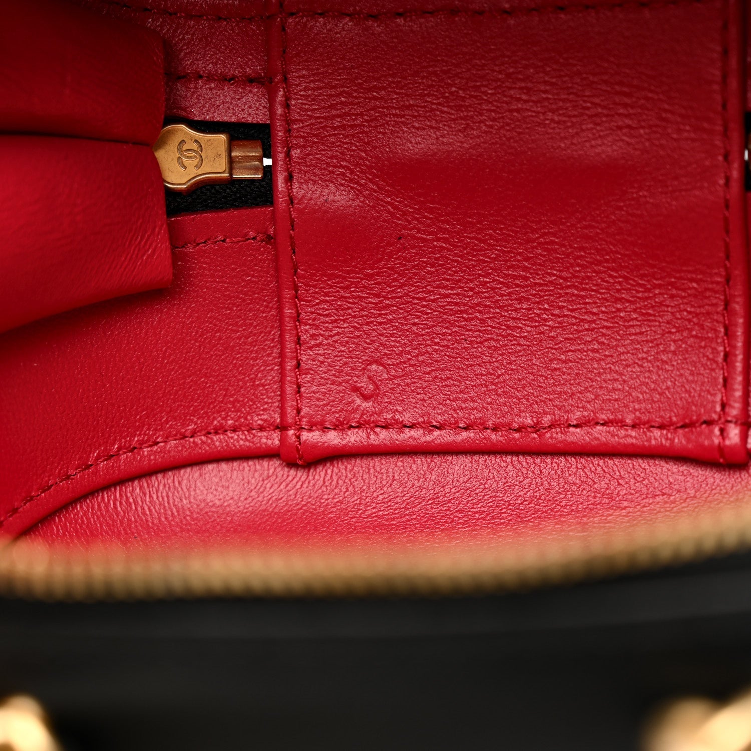 Lambskin Quilted CC Bubble Vanity Case With Chain Black
