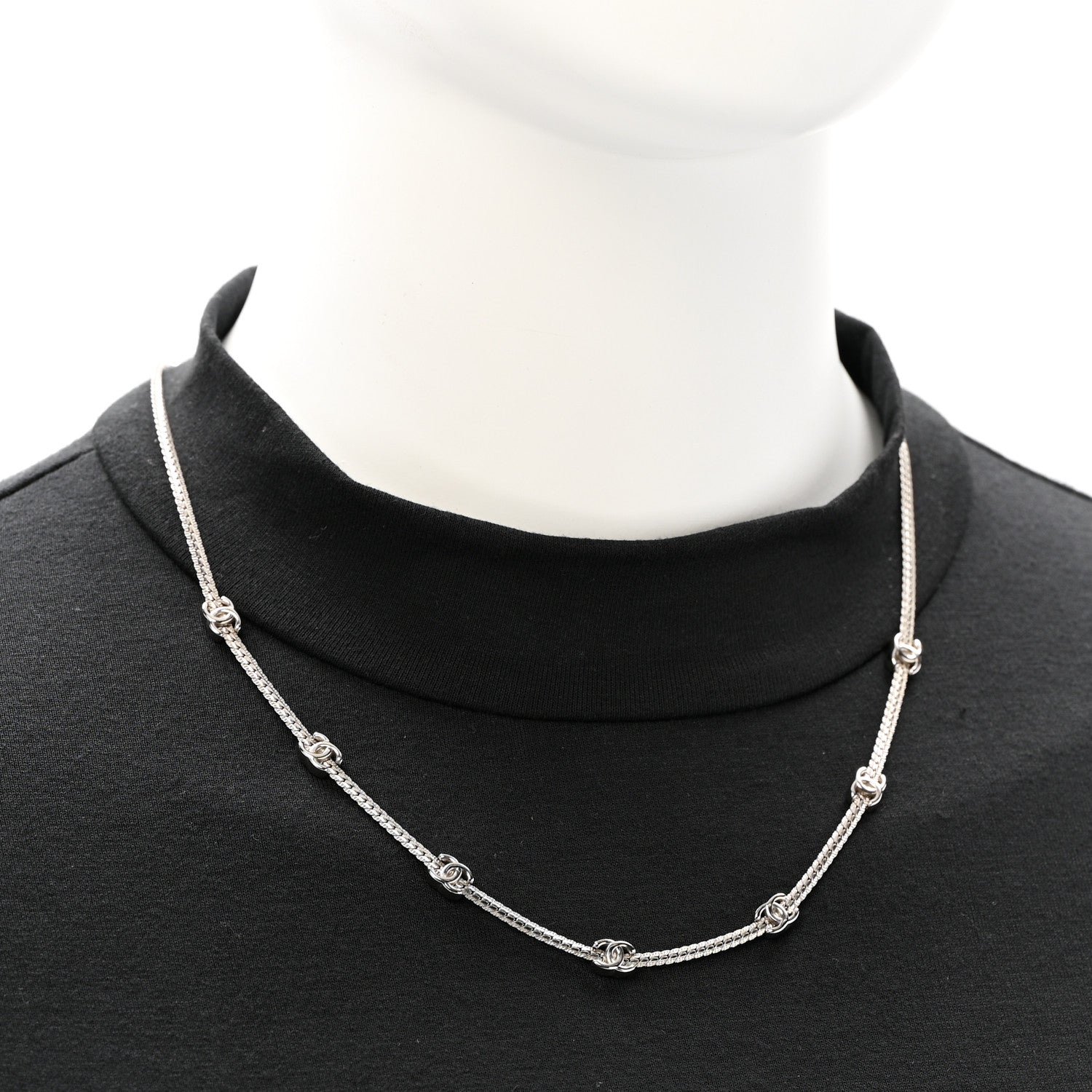 Metal CC Short Chain Necklace Silver