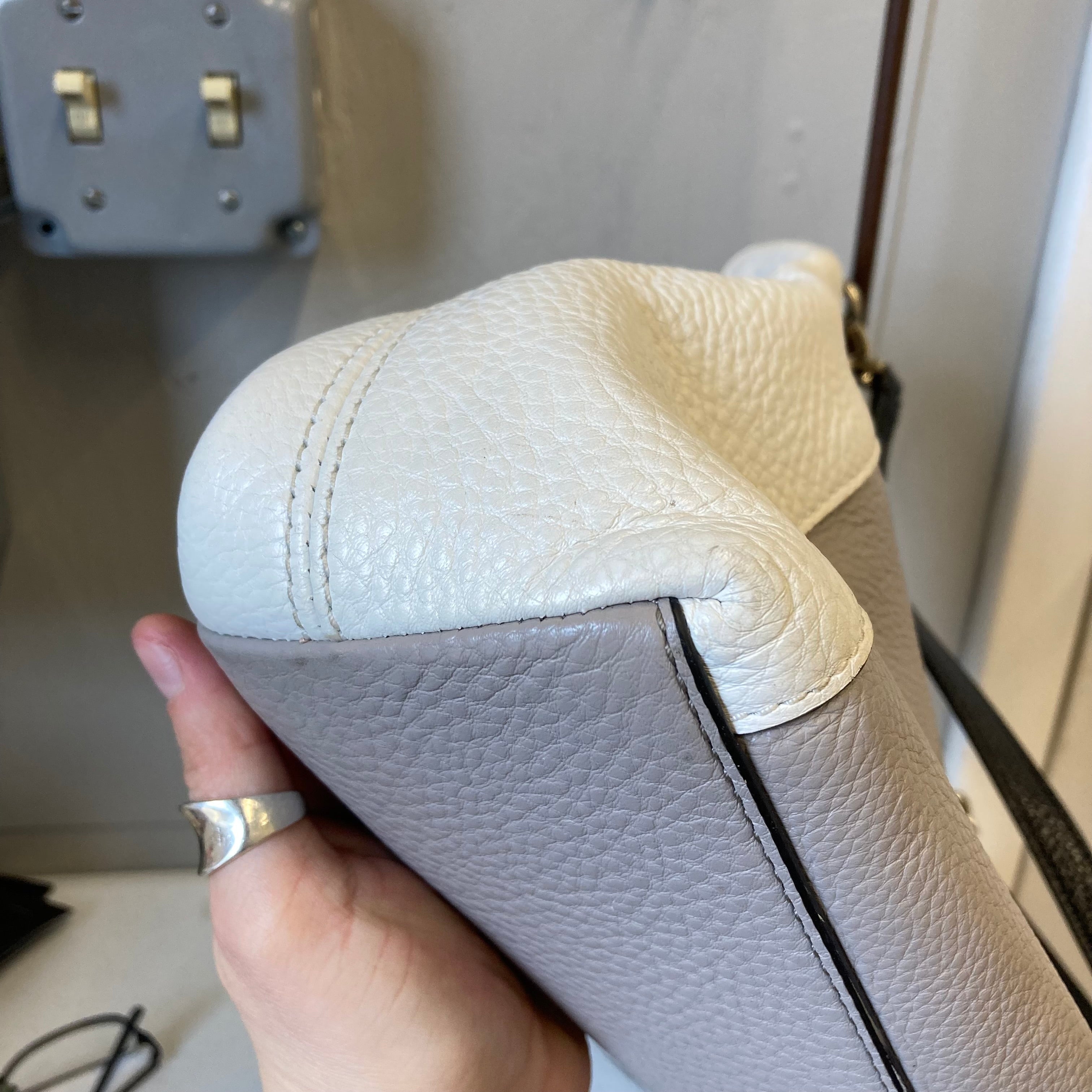 Handbag Designer By Kate Spade In Grey & White, Size:Medium