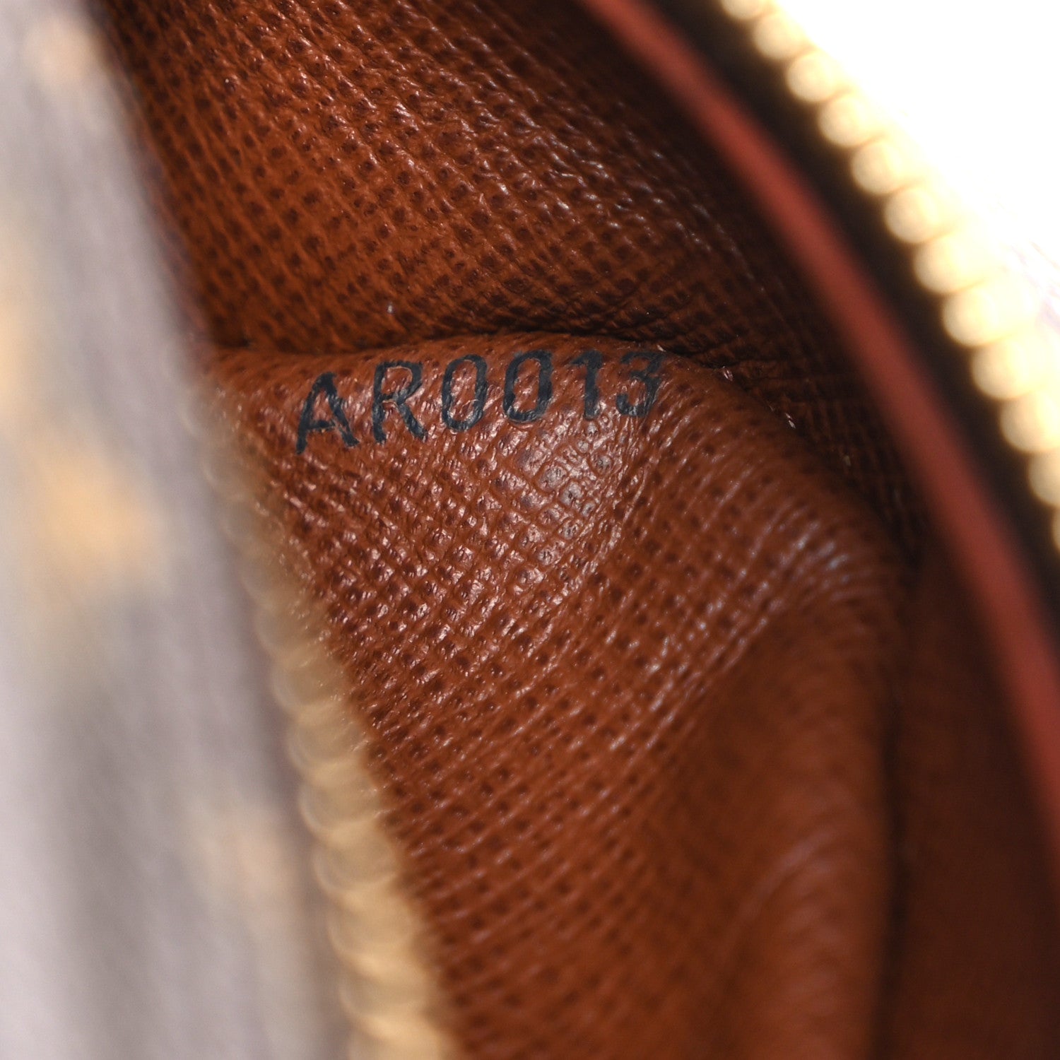 Monogram Nil 28