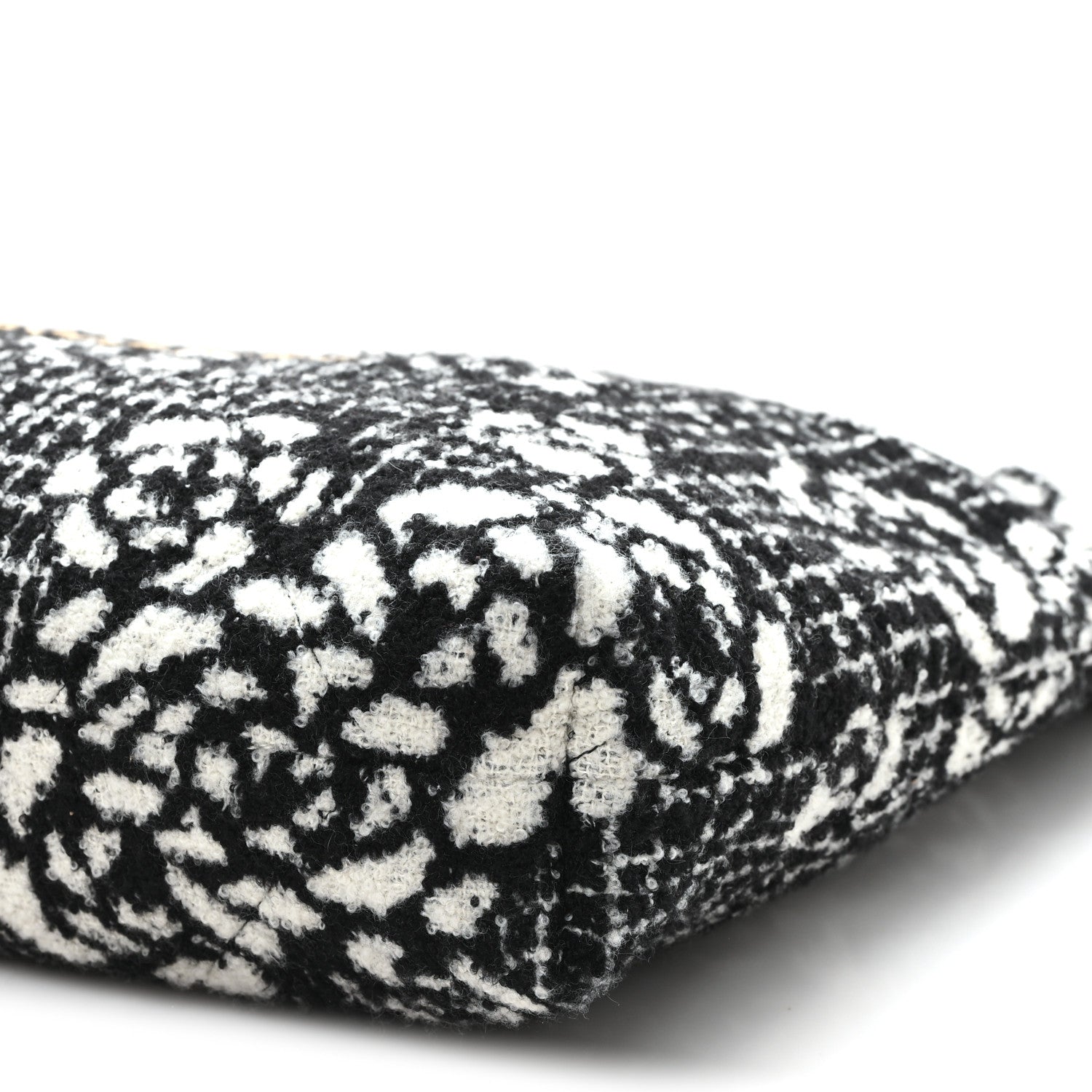 Cashmere Quilted Camellia Chanel 22 Black White