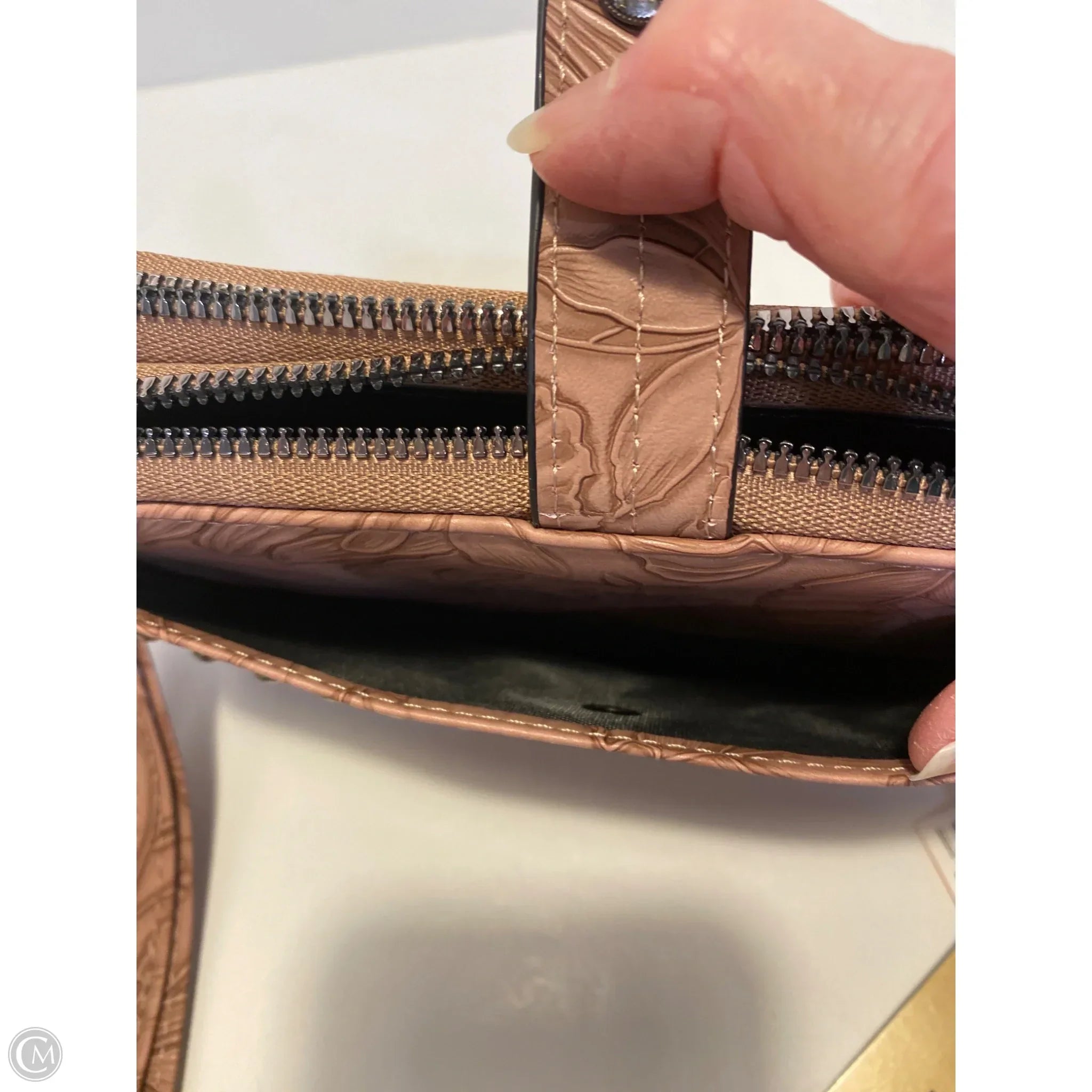 Crossbody By Clothes Mentor, Size: Medium