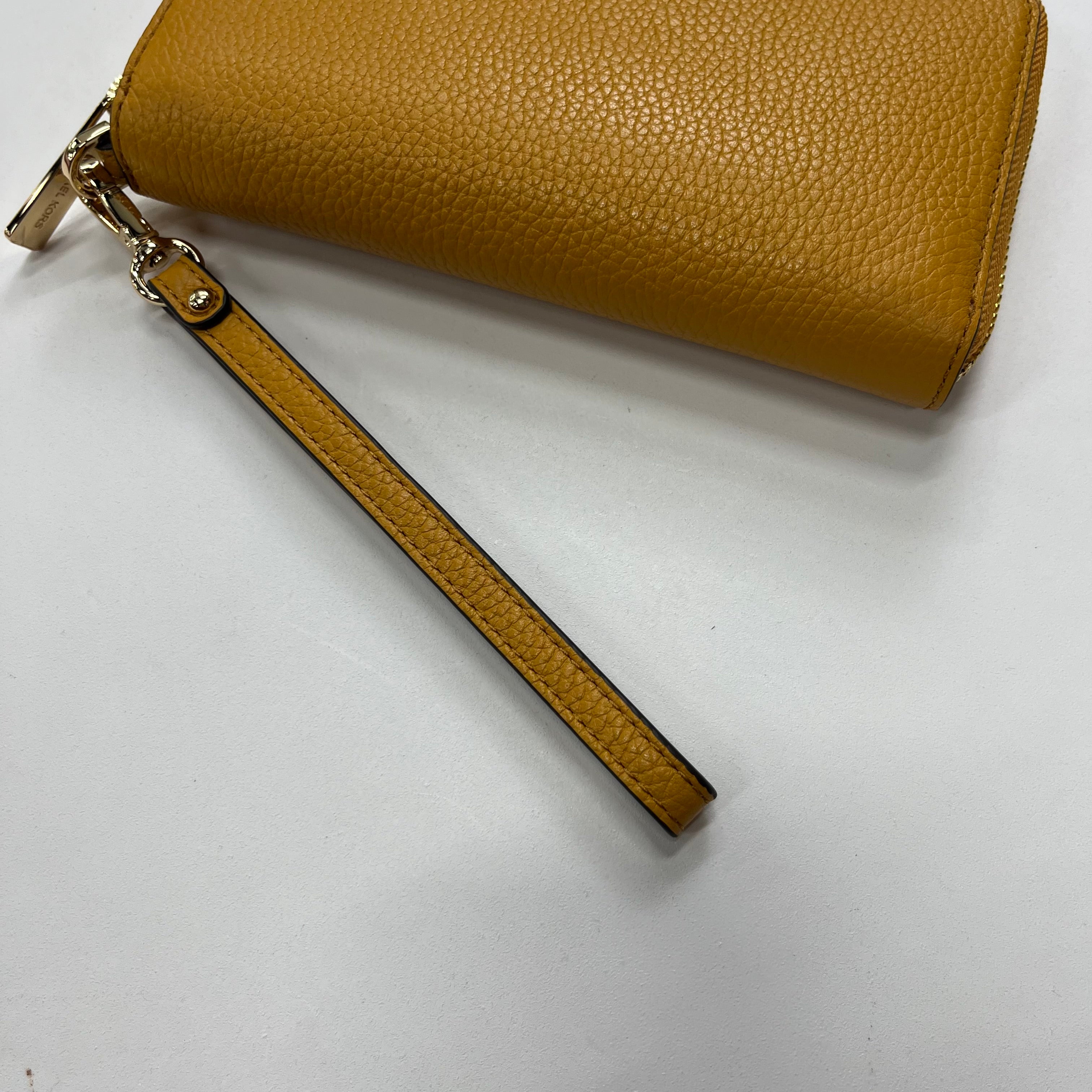 Wristlet Michael Kors NWT, Size Medium