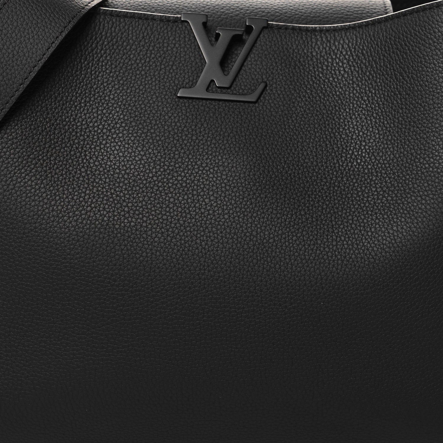 Taurillon Capucines GM Souple Matte Black