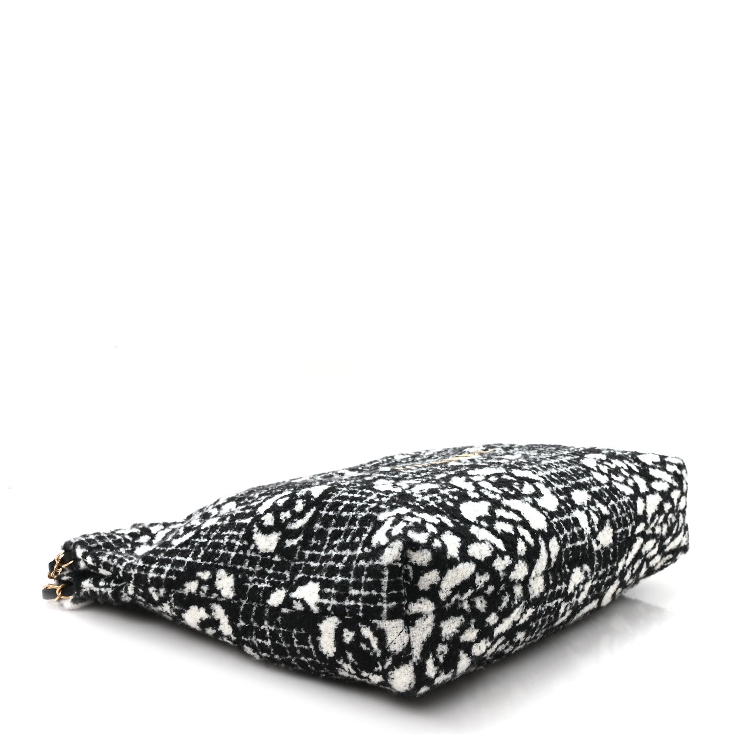 Cashmere Quilted Camellia Chanel 22 Black White