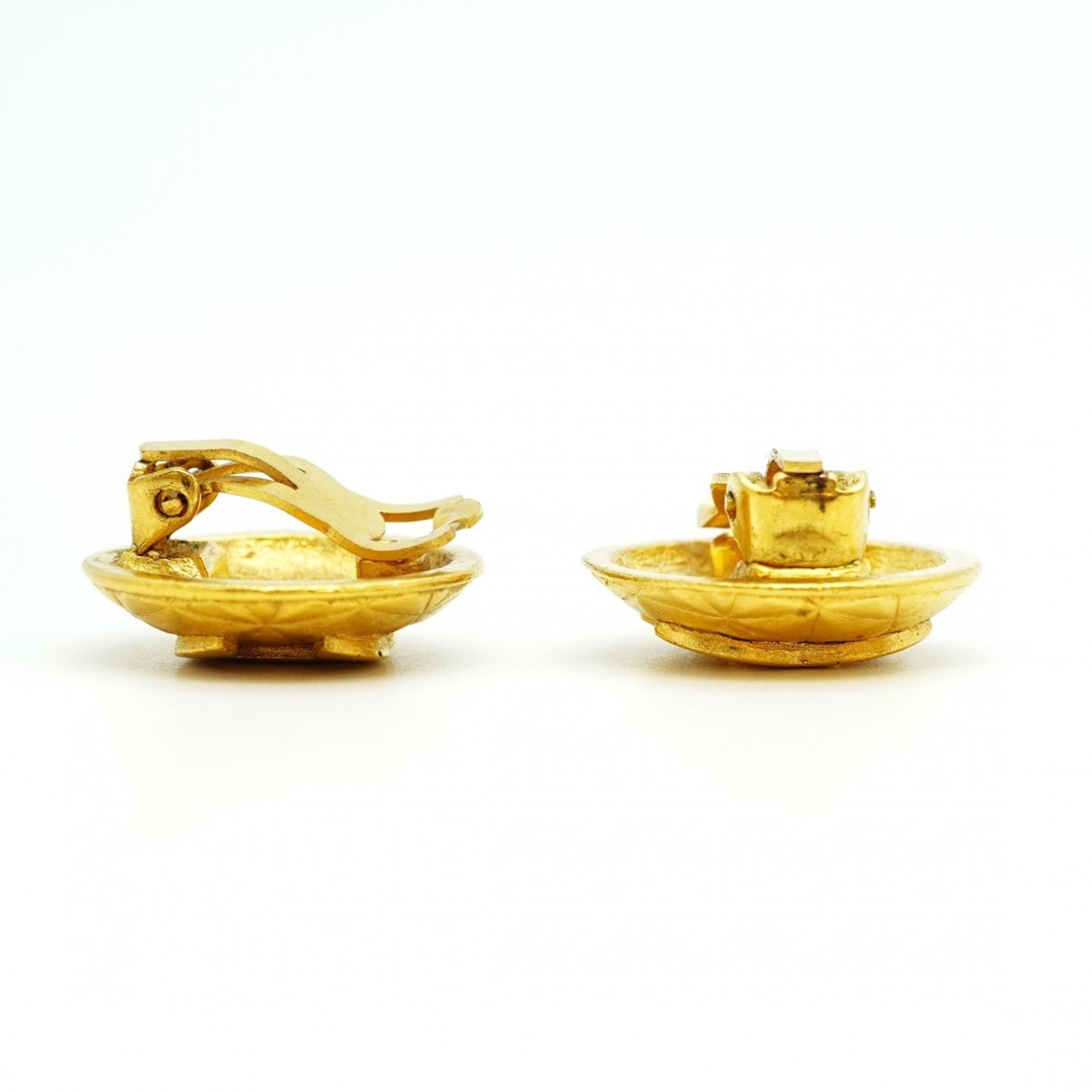CC Logo Circle Clip-On Earrings Metal Gold-Tone Metal