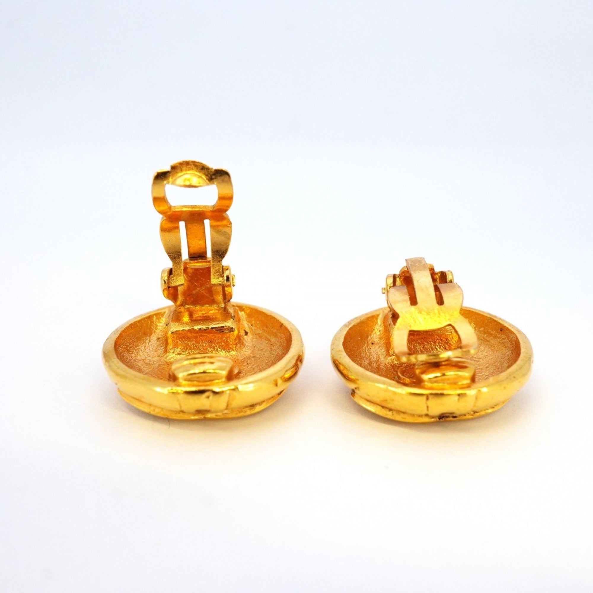 CC Logo Circle Clip-On Earrings Metal Gold-Tone Metal