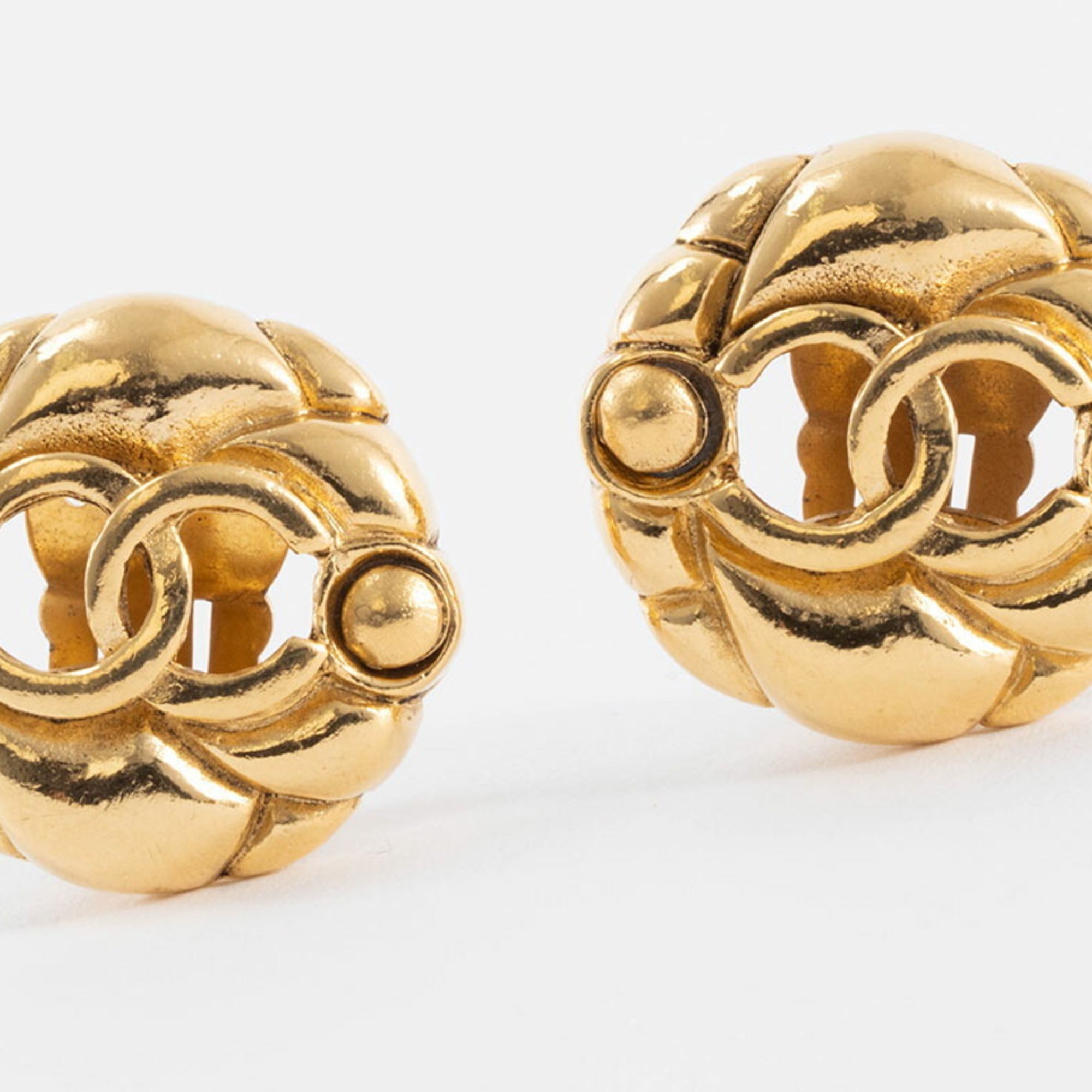 CC Logo Round Clip-On Earrings Metal Gold-Tone Metal