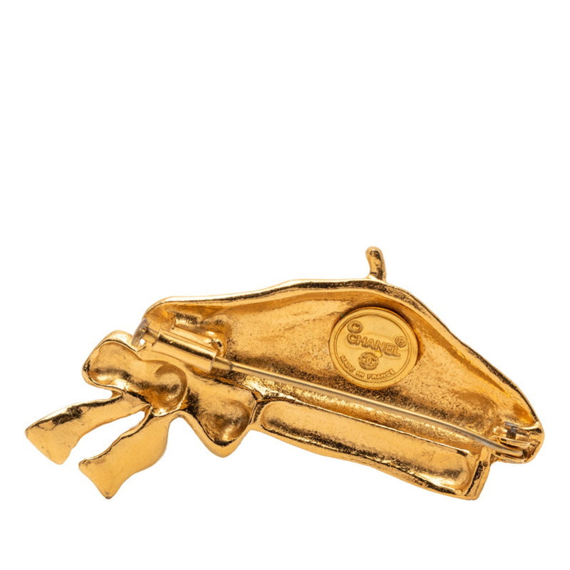 Beret With Ribbon Motif Brooch Gold