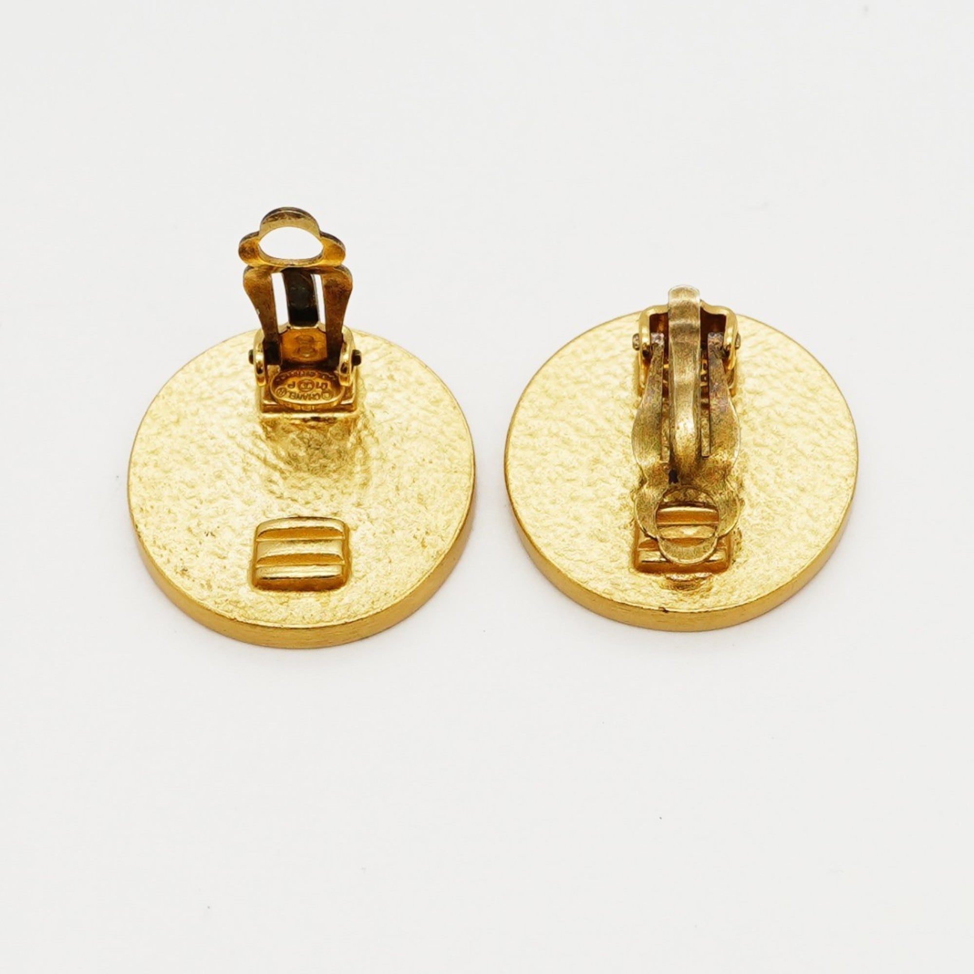 CC Logo Circle Clip-On Earrings Metal Gold-Tone Metal