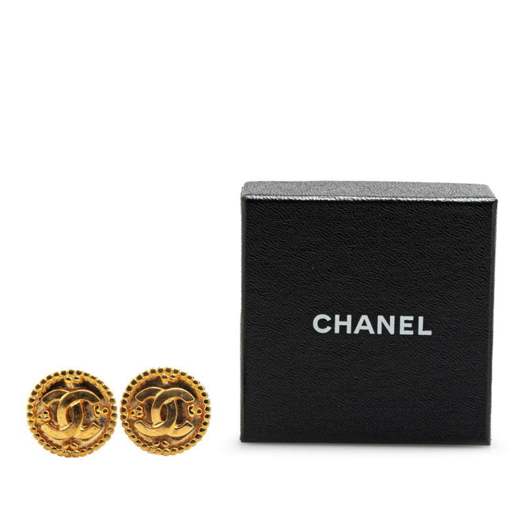 CC Logo Round Clip-On Earrings Metal Gold-Tone Metal
