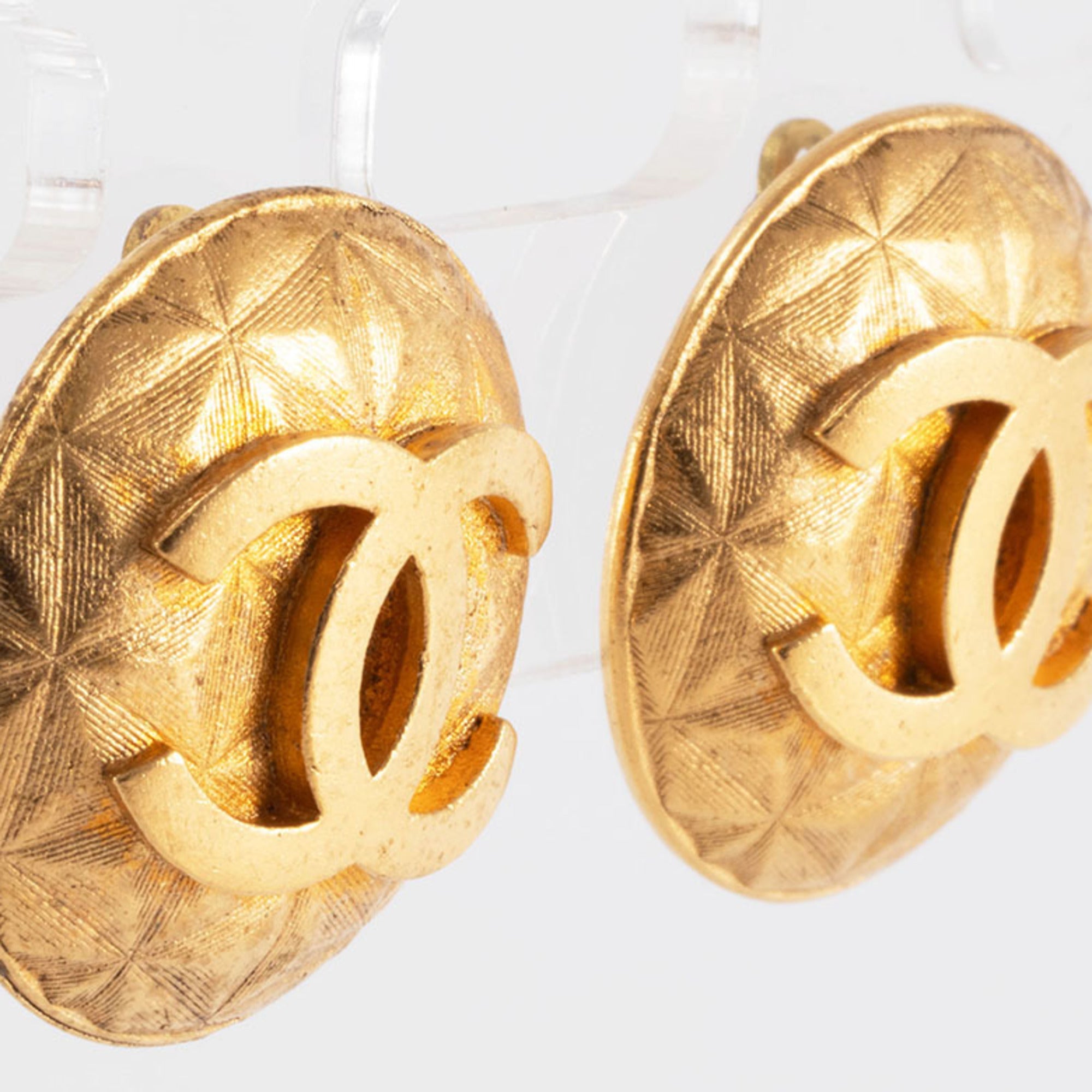 CC Logo Round Clip-On Earrings Metal Gold-Tone Metal