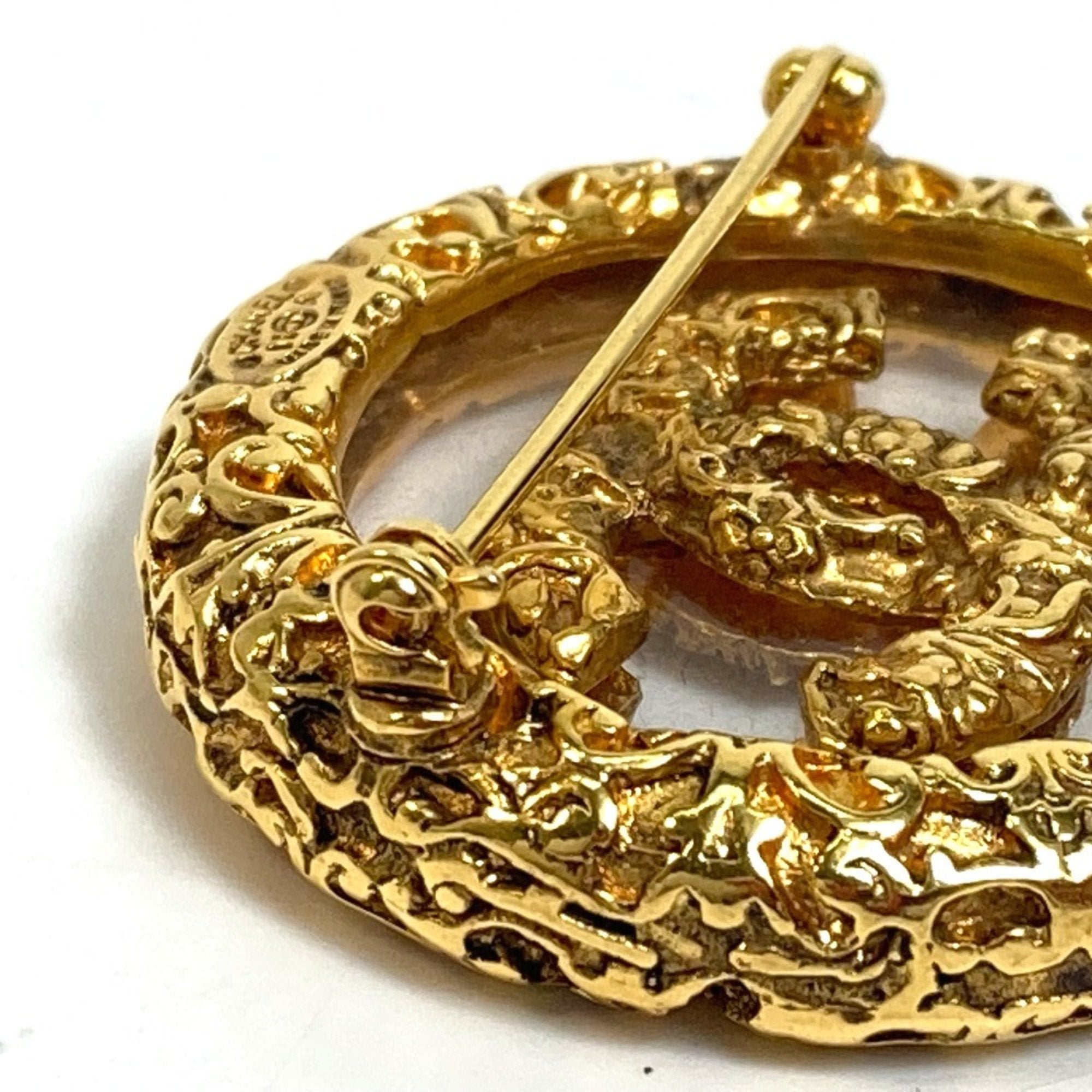 CC Logo Circle Brooch Gold-Tone Metal