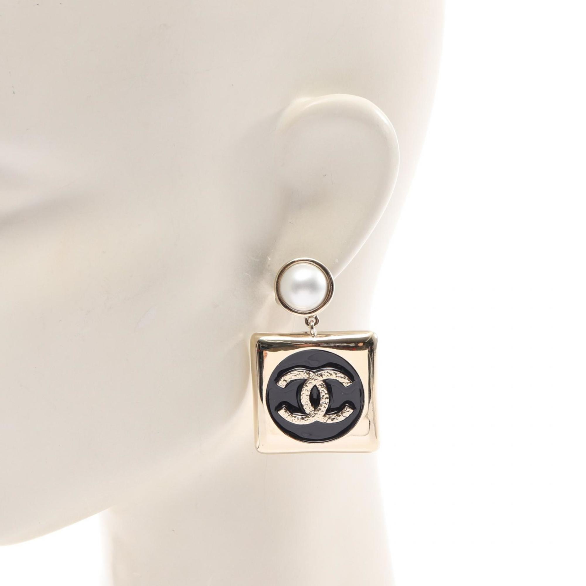 CC Logo Clip-On Earrings Metal Gold-Tone Metal