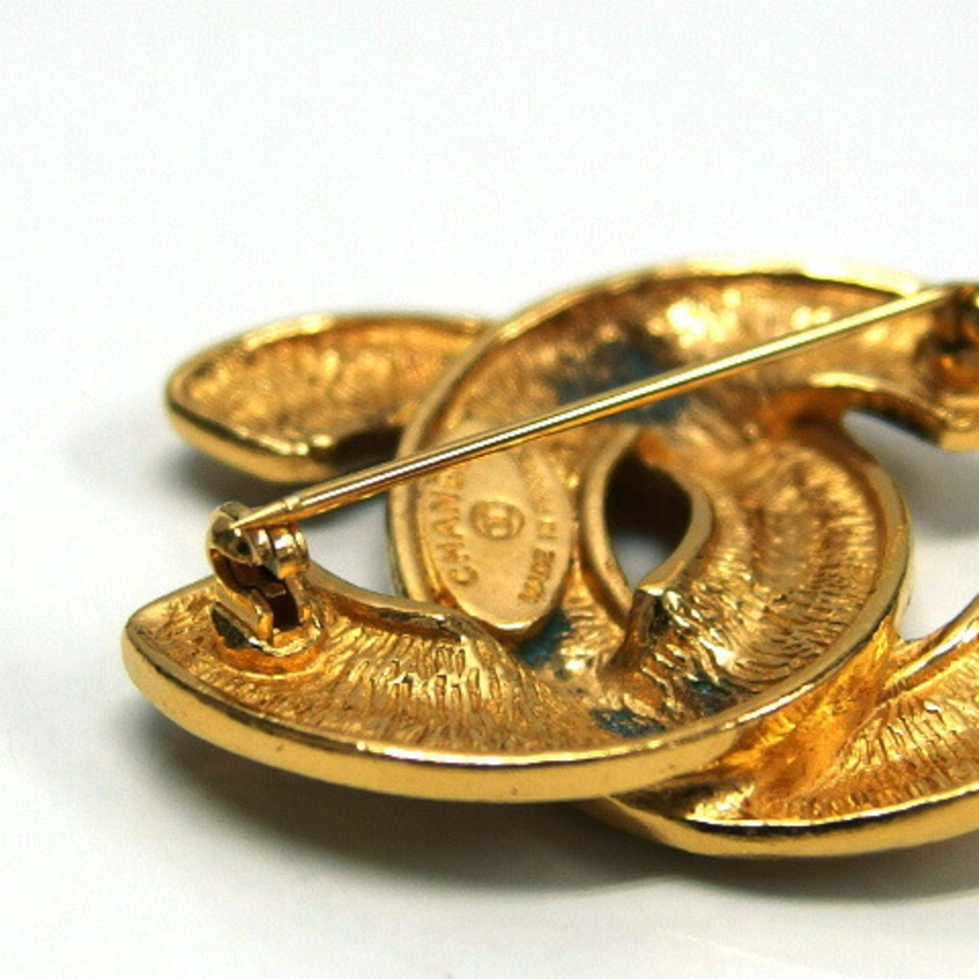 CC Logo Brooch Gold-Tone Metal