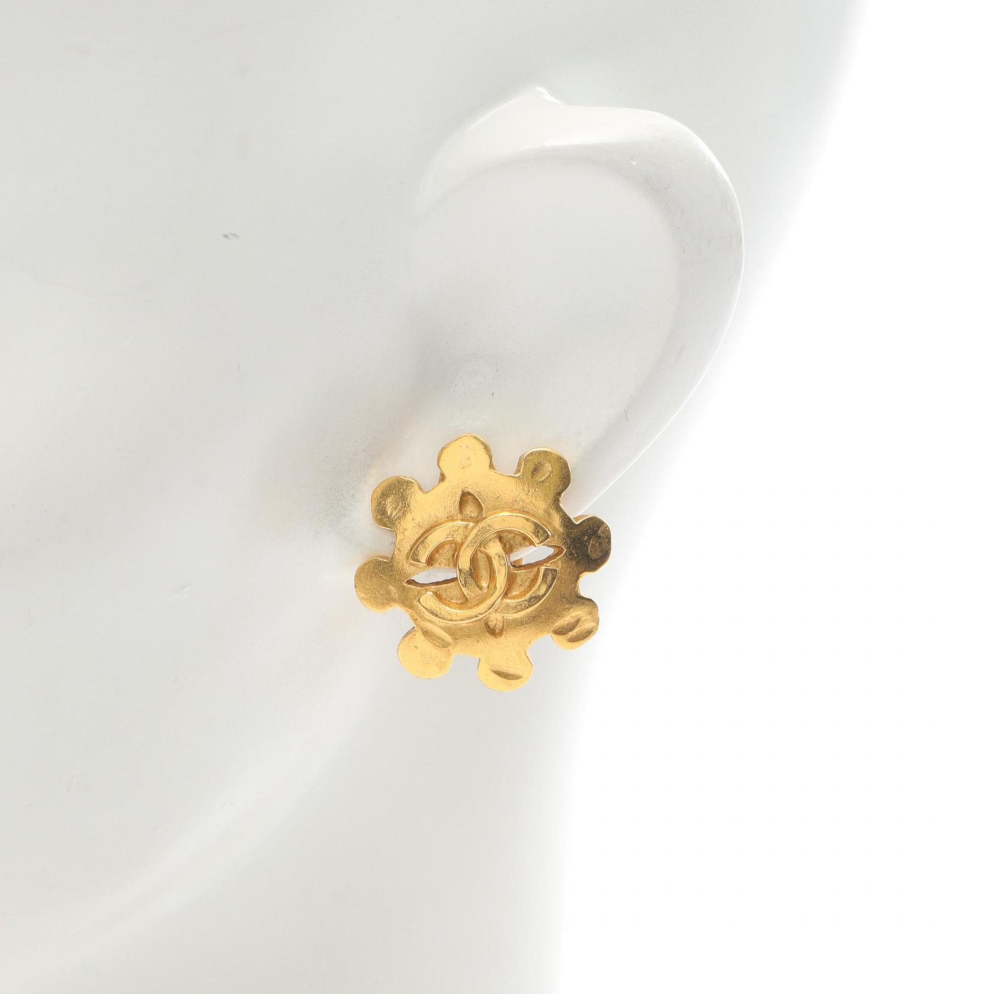 CC Logo Clip-On Earrings Metal Gold-Tone Metal