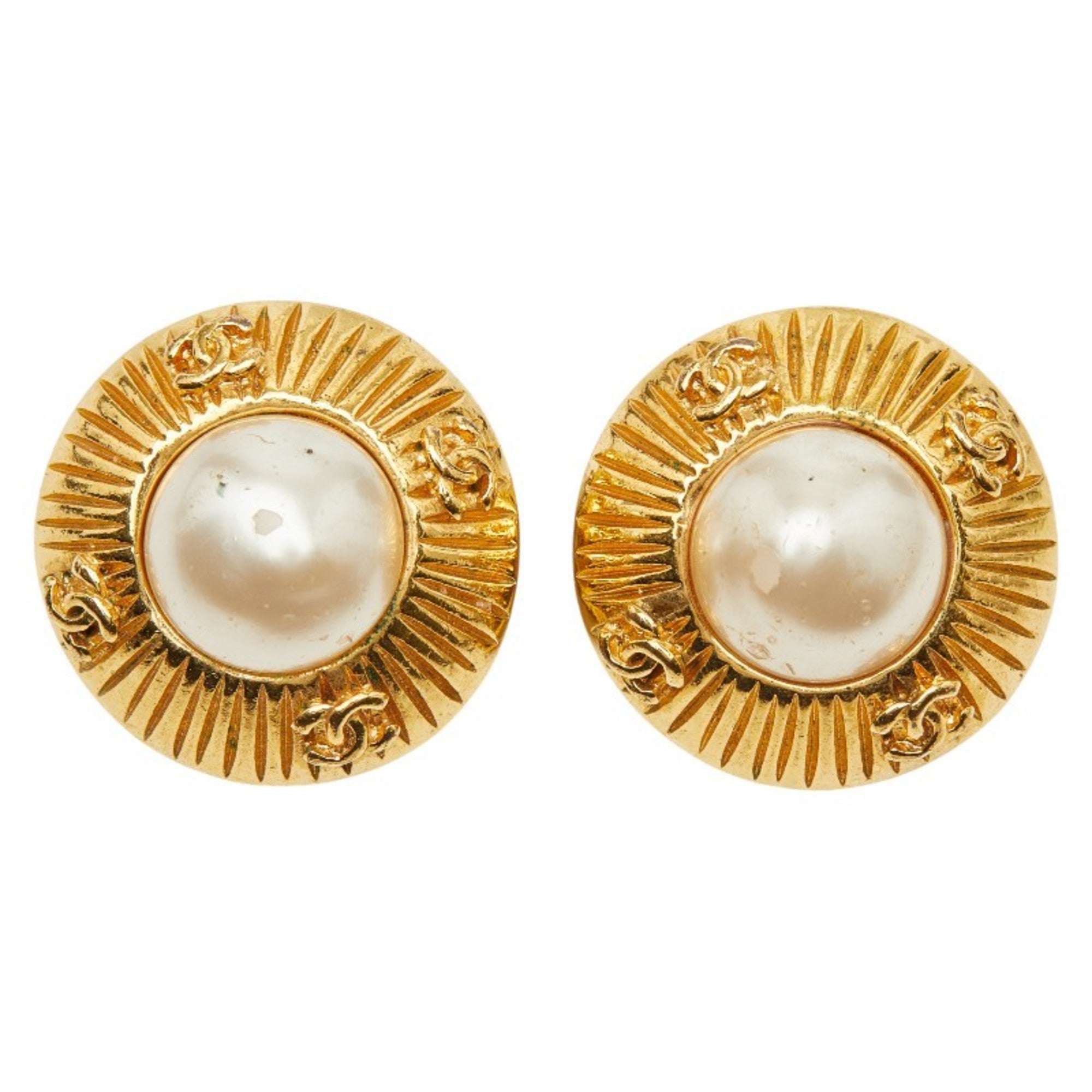 CC Logo Round Clip-On Earrings Metal Gold-Tone Metal