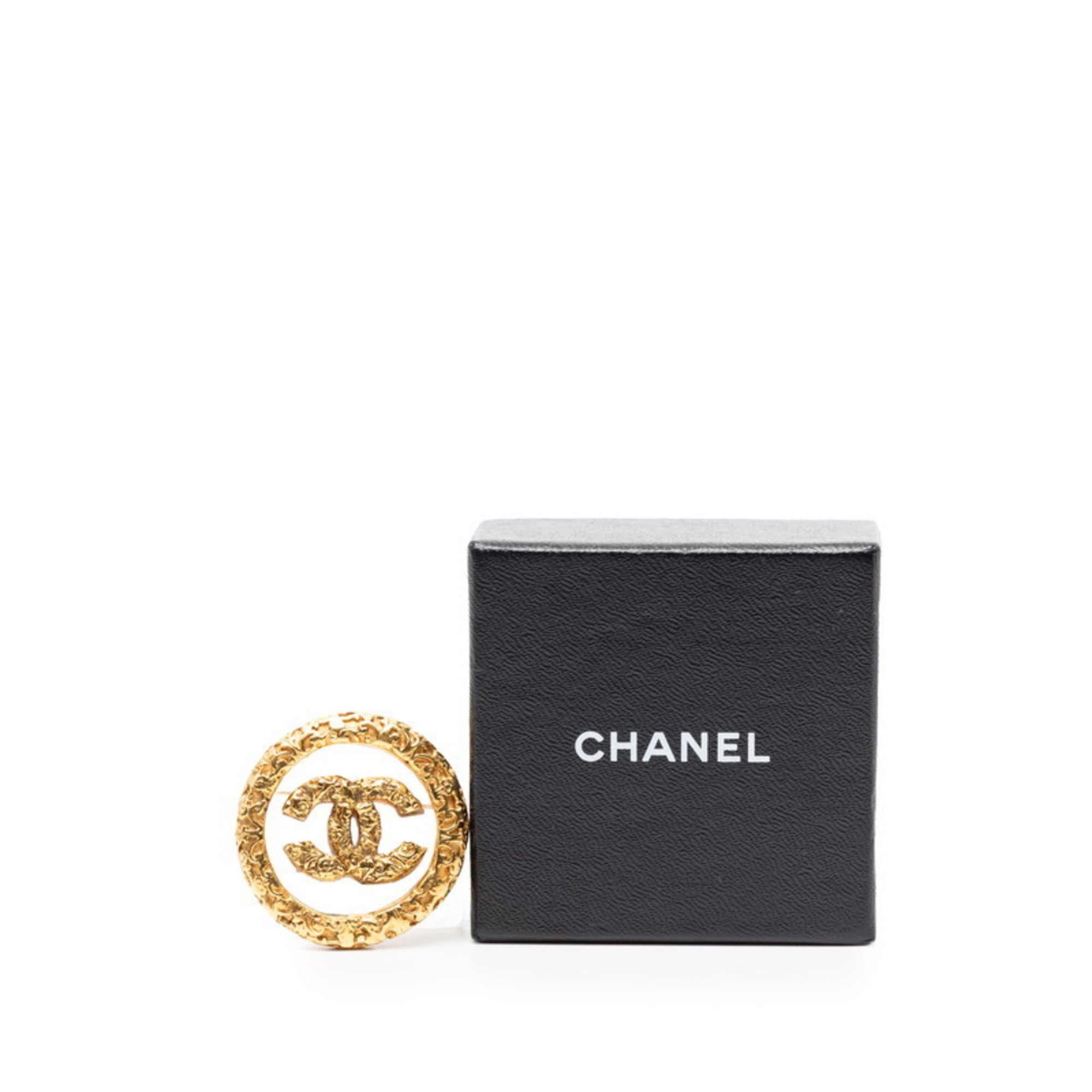CC Logo Circle Brooch Gold-Tone Metal
