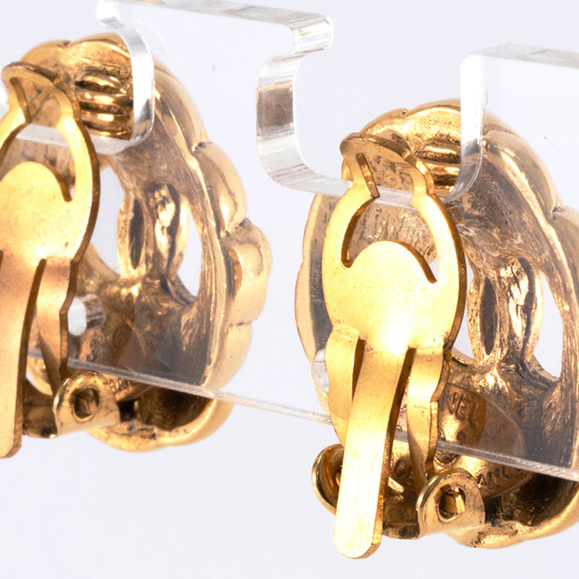 CC Logo Round Clip-On Earrings Metal Gold-Tone Metal
