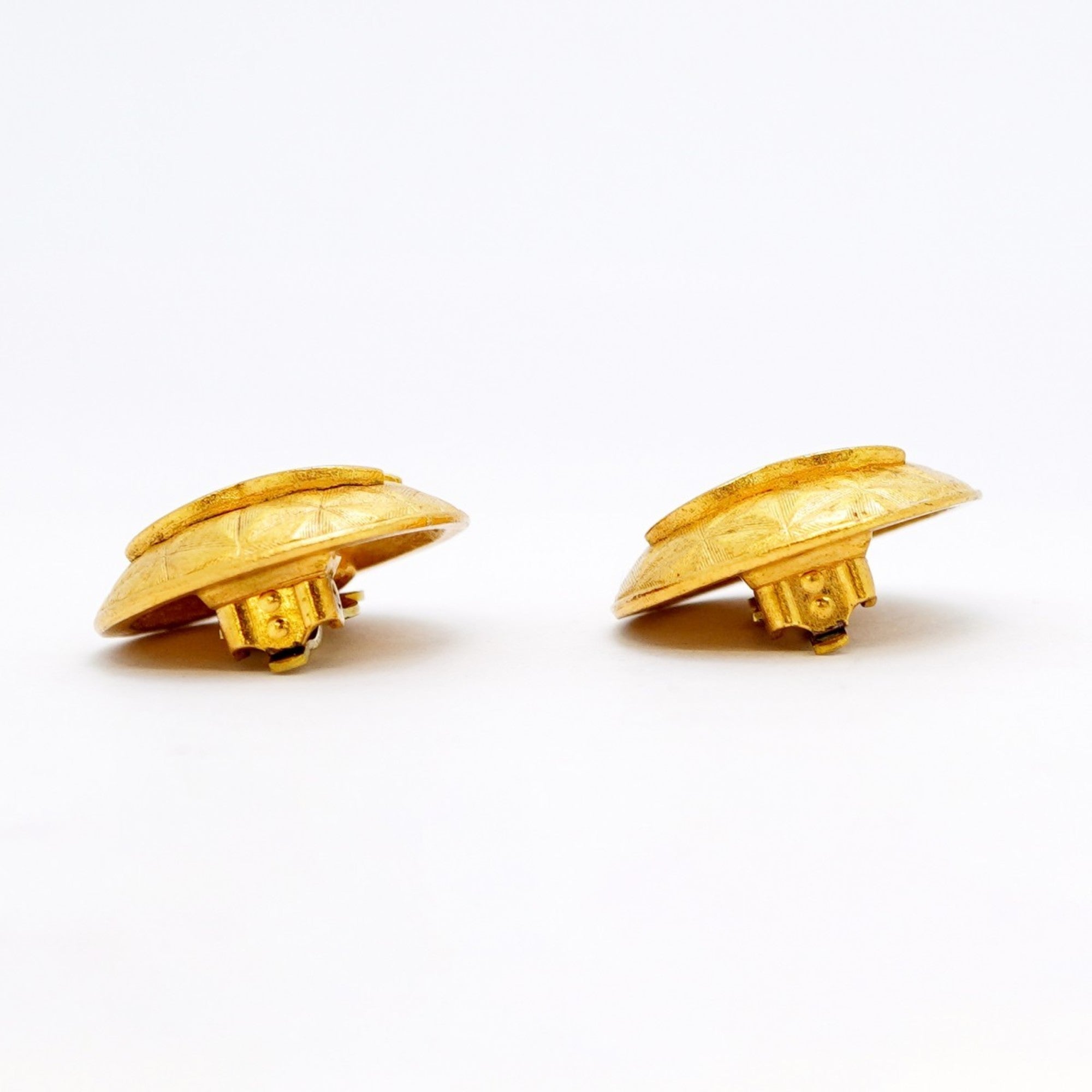 CC Logo Circle Clip-On Earrings Metal Gold-Tone Metal
