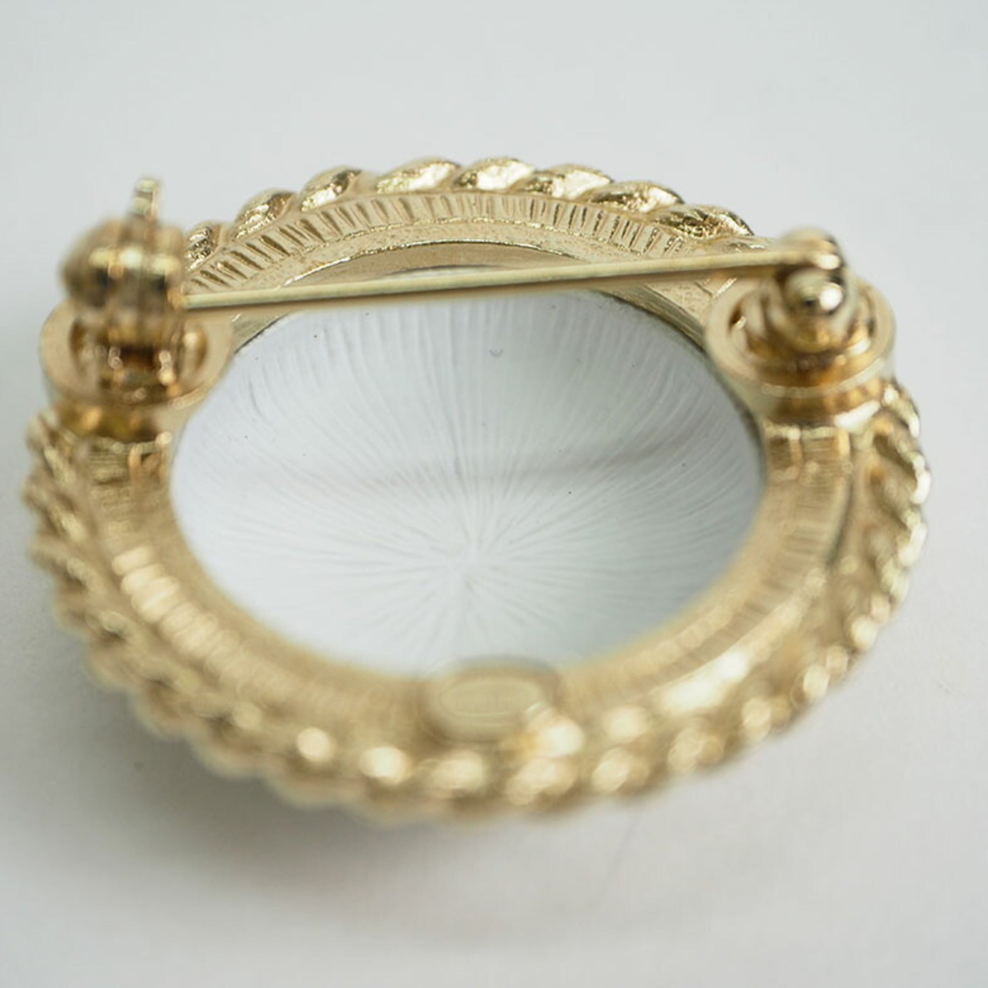 Brooch Metal White and Gold Matelasse