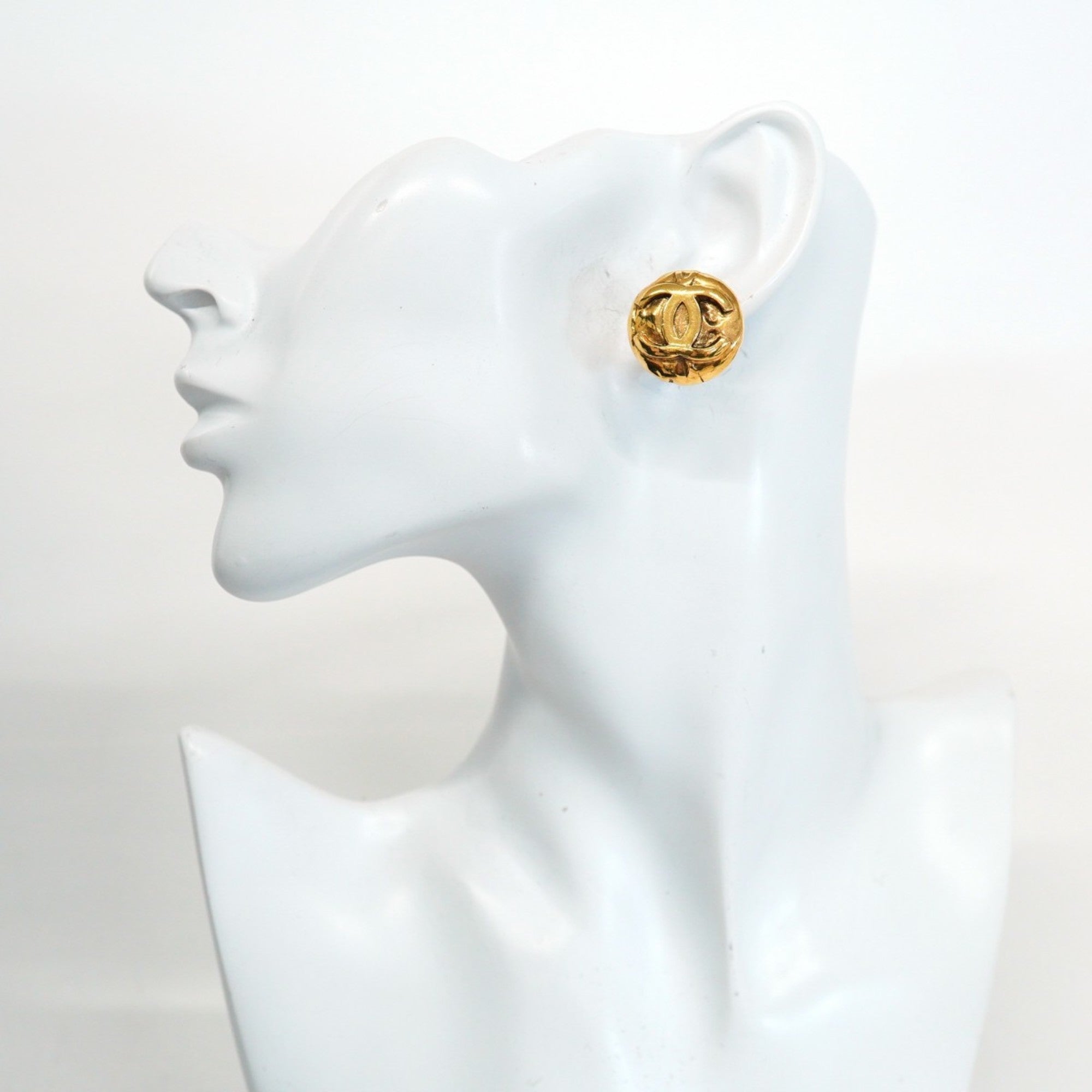 CC Logo Circle Clip-On Earrings Metal Gold-Tone Metal