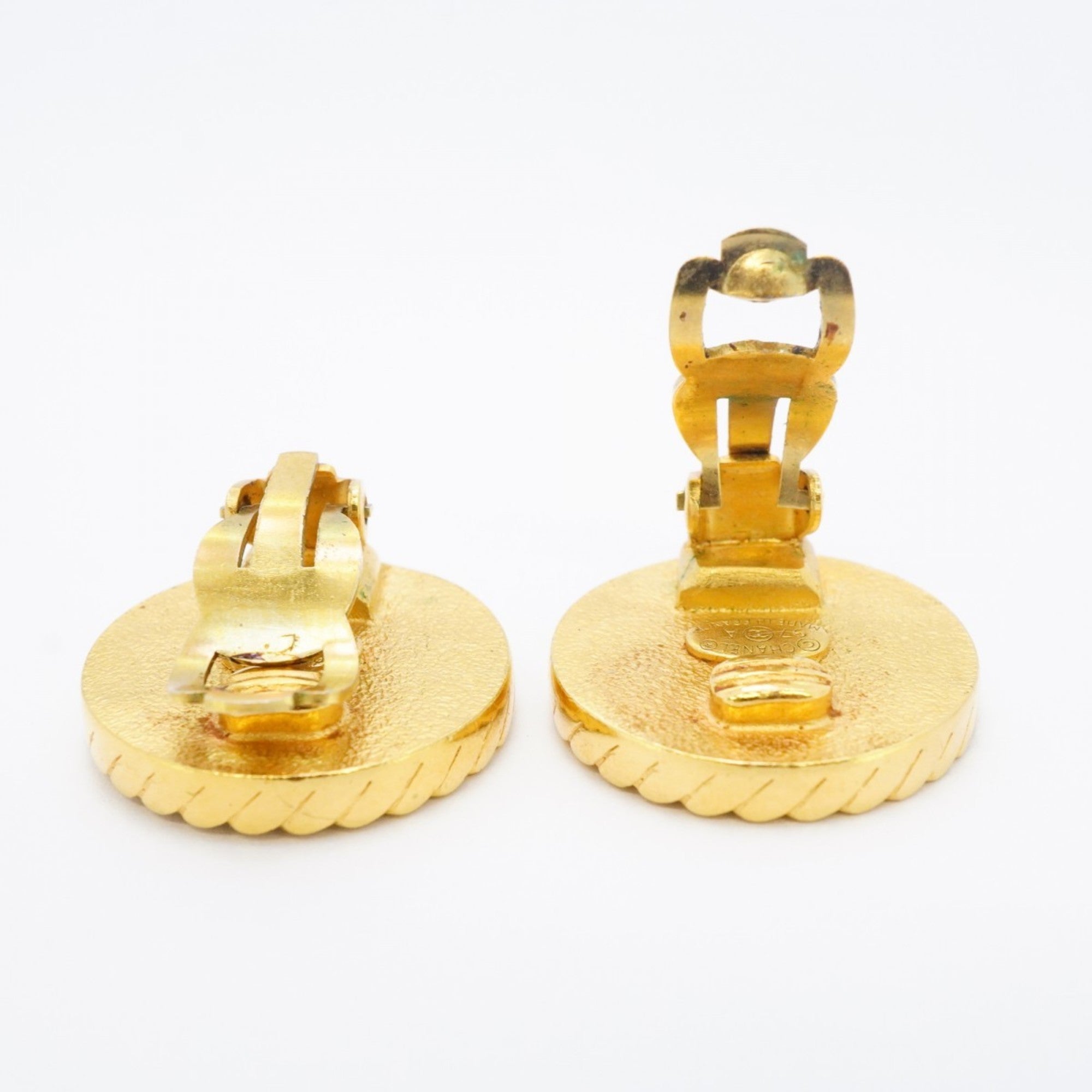 CC Logo Circle Clip-On Earrings Metal Gold-Tone Metal