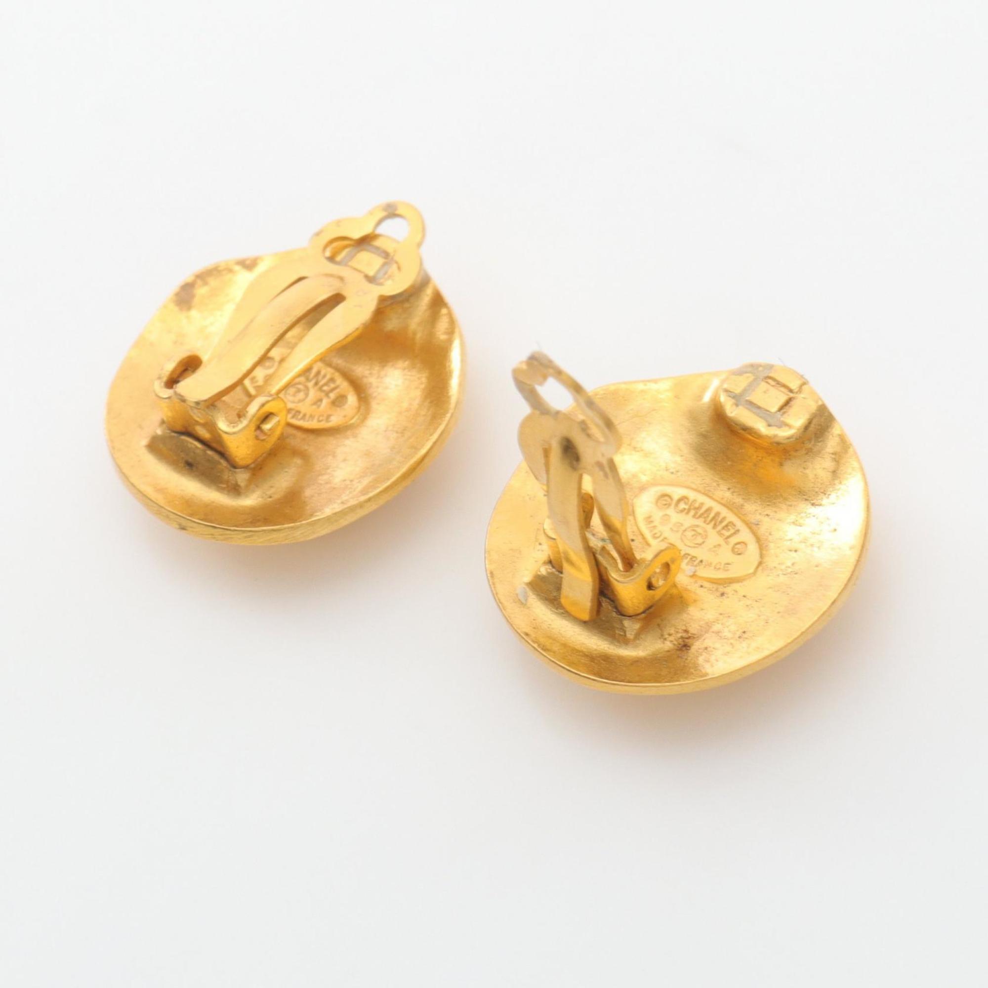 CC Logo Clip-On Earrings Metal Gold-Tone Metal