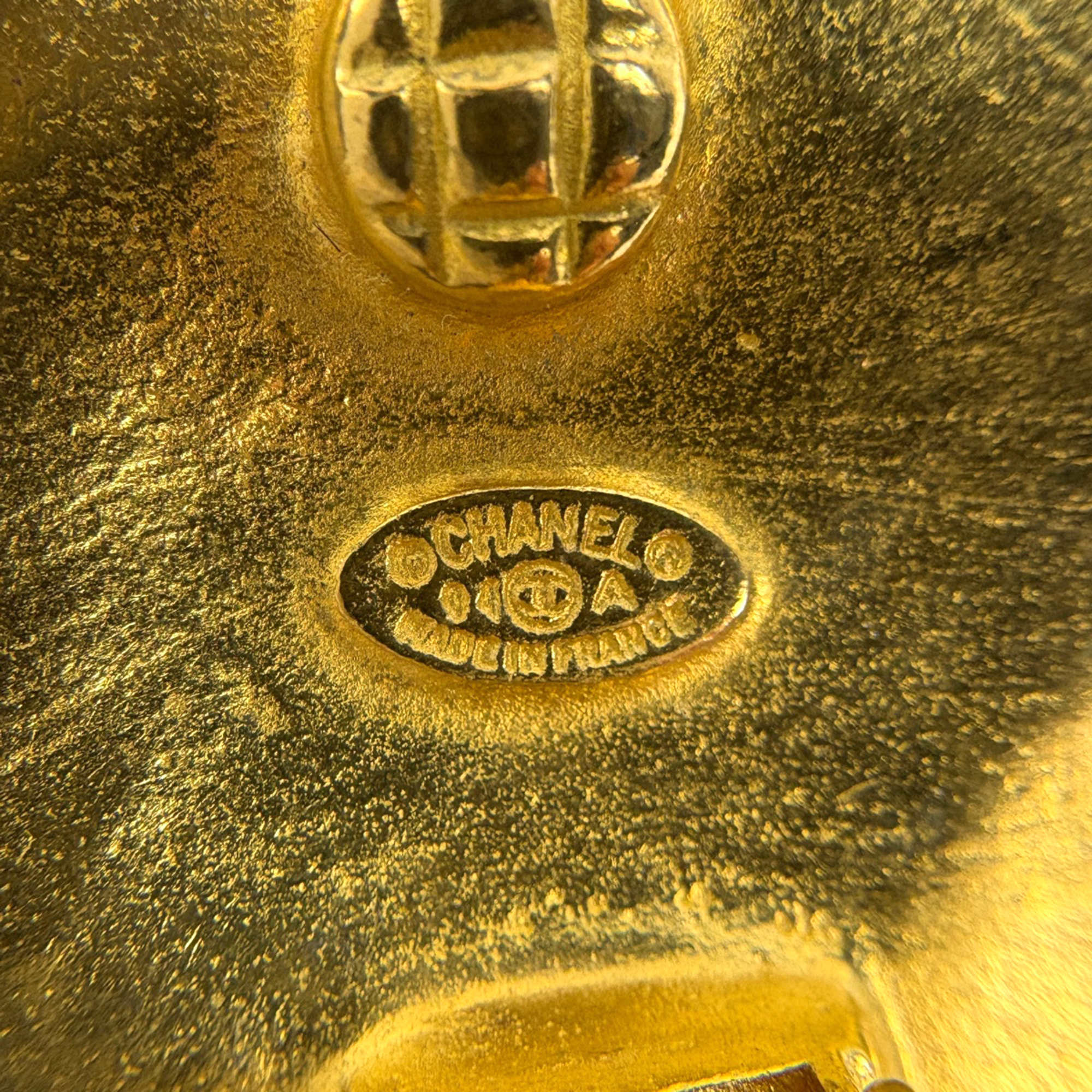 CC Logo Round Clip-On Earrings Metal Gold-Tone Metal