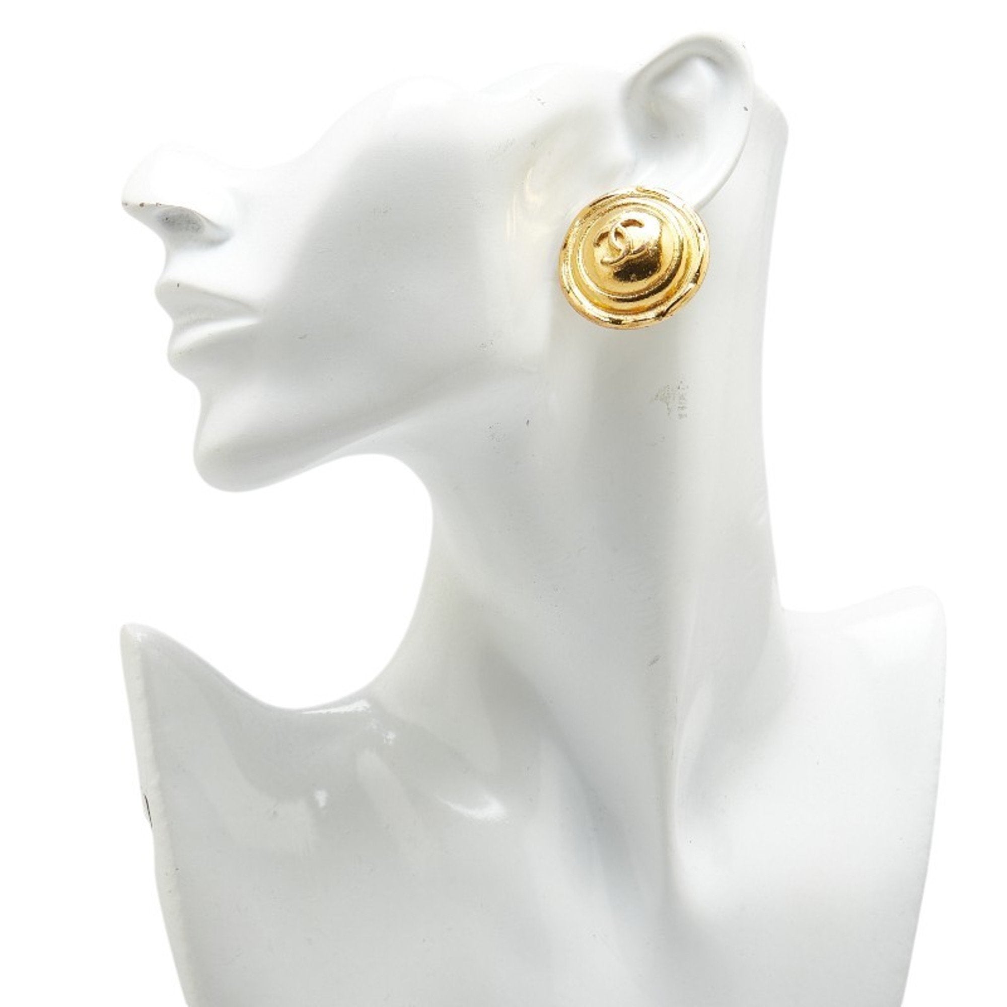 CC Logo Round Clip-On Earrings Metal Gold-Tone Metal