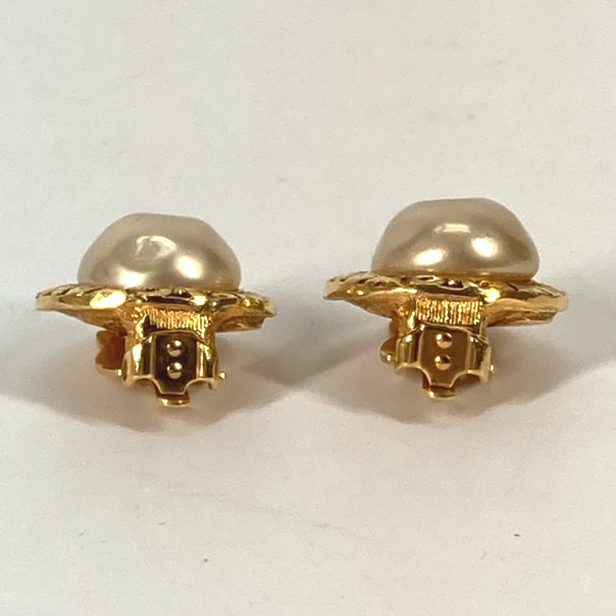 Vintage Clip-On Earrings Clip-On Gold-Tone Metal