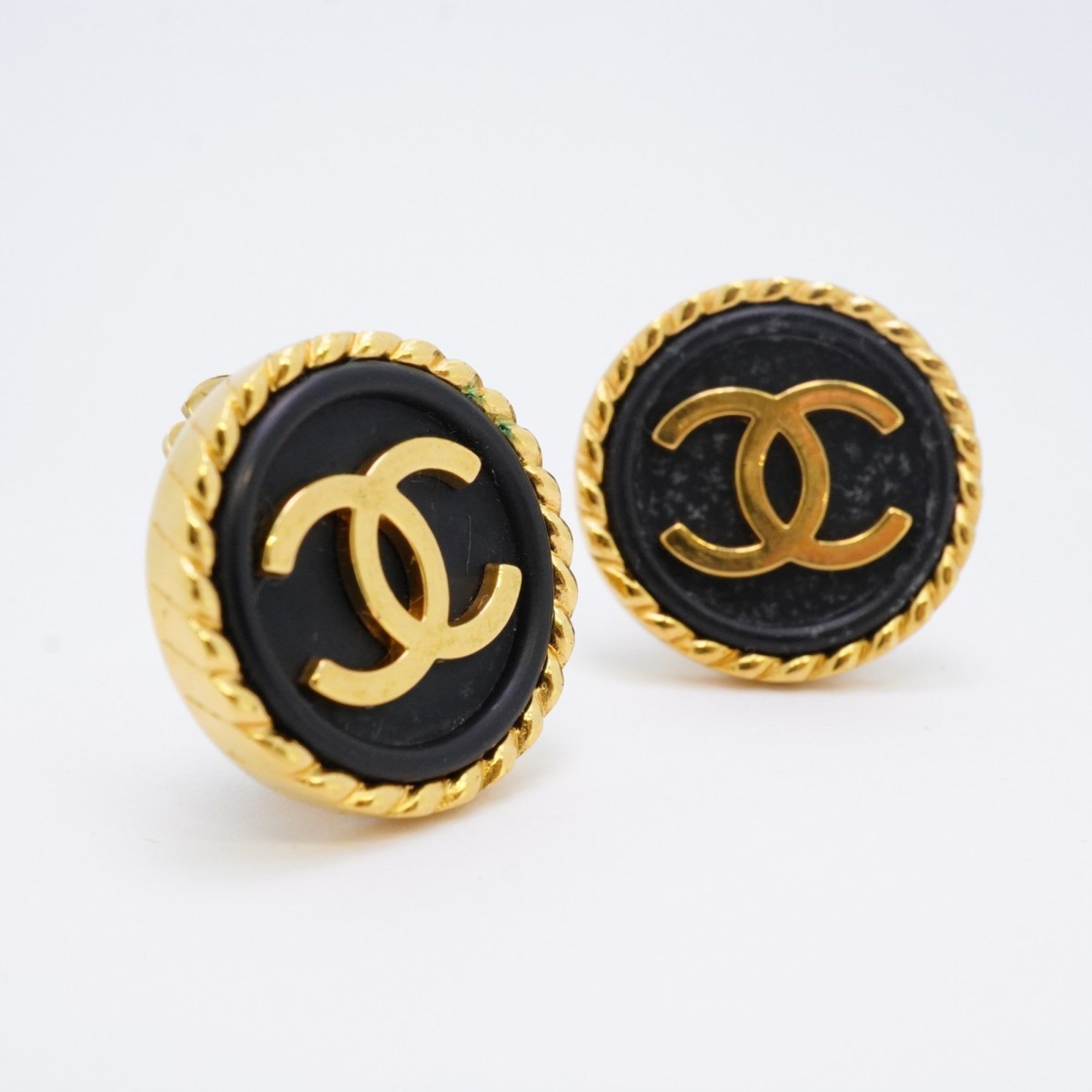 CC Logo Circle Clip-On Earrings Metal Gold-Tone Metal