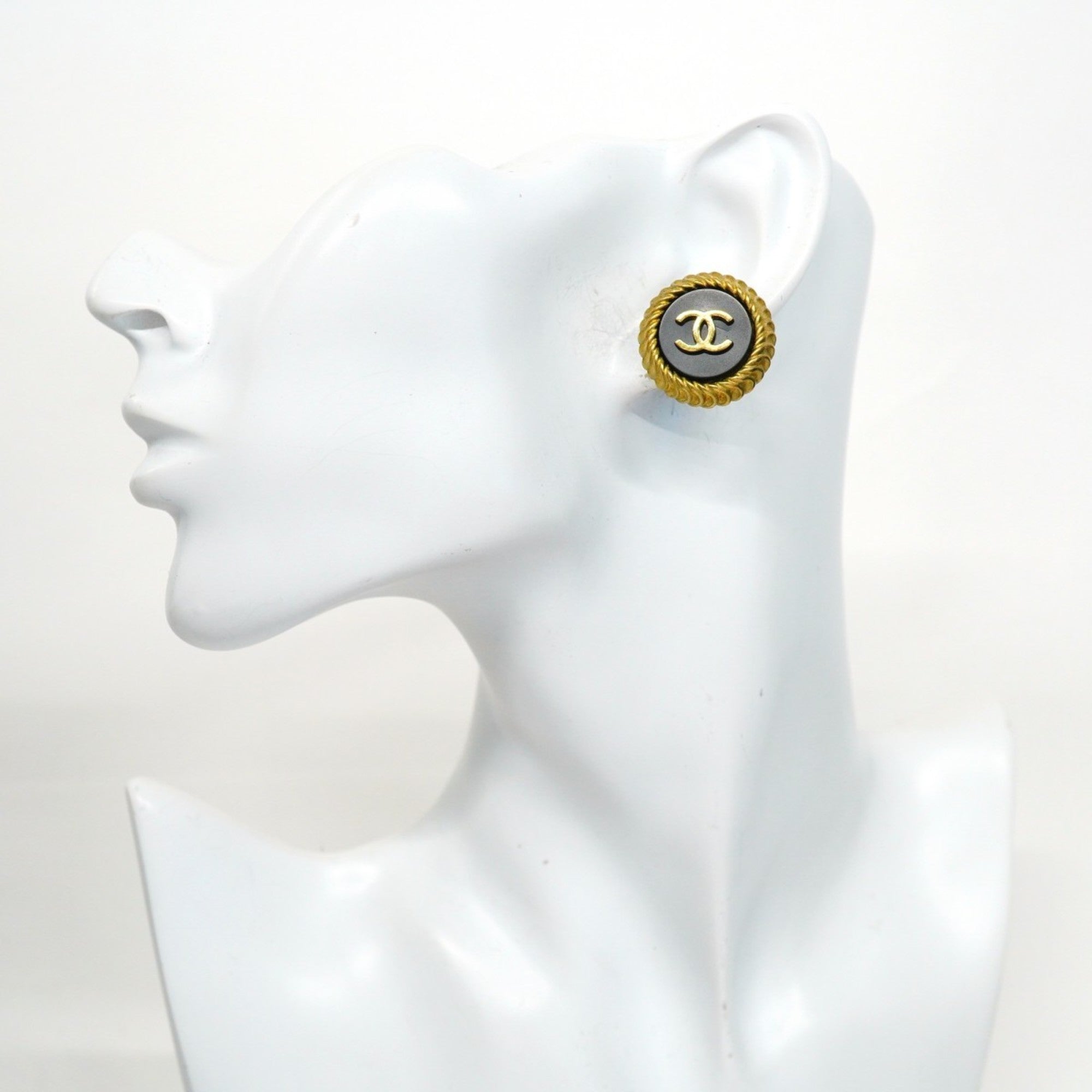 CC Logo Circle Clip-On Earrings Metal Gold-Tone Metal