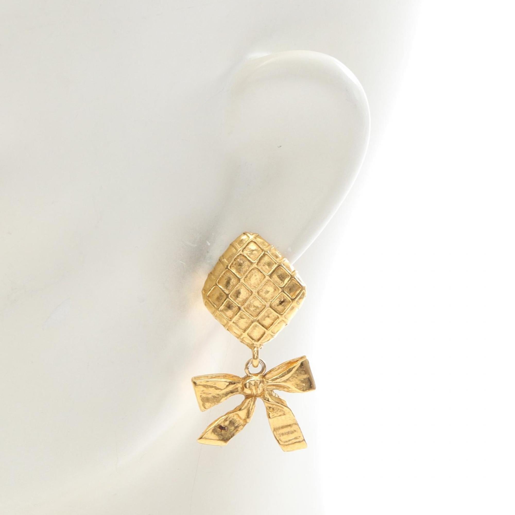 Matelasse Ribbon Earrings Metal Gold-Tone Metal
