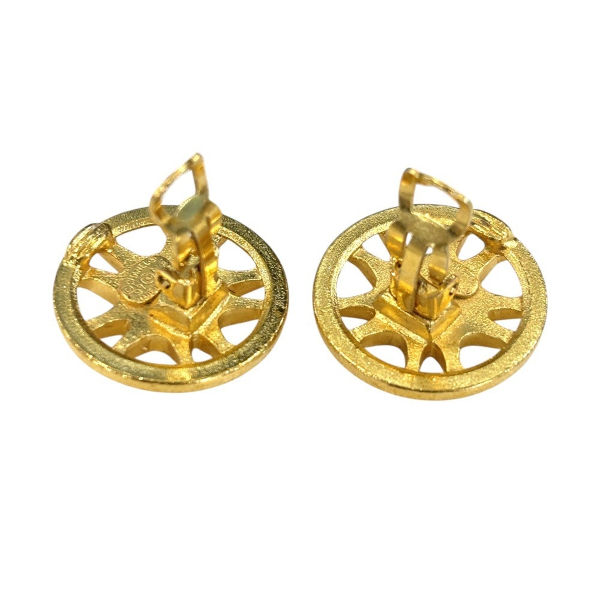CC Logo Round Clip-On Earrings Metal Gold-Tone Metal