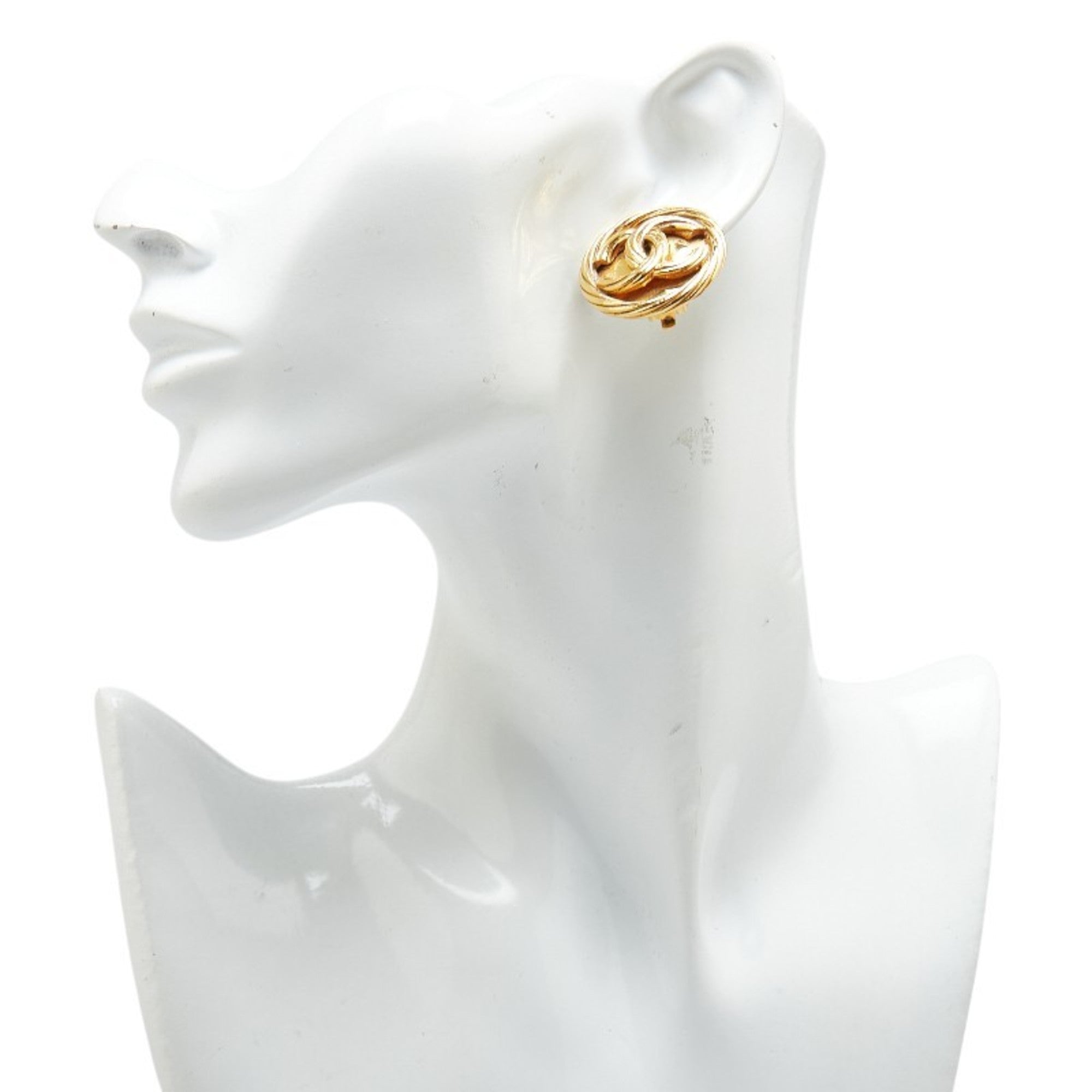 CC Logo Round Clip-On Earrings Metal Gold-Tone Metal