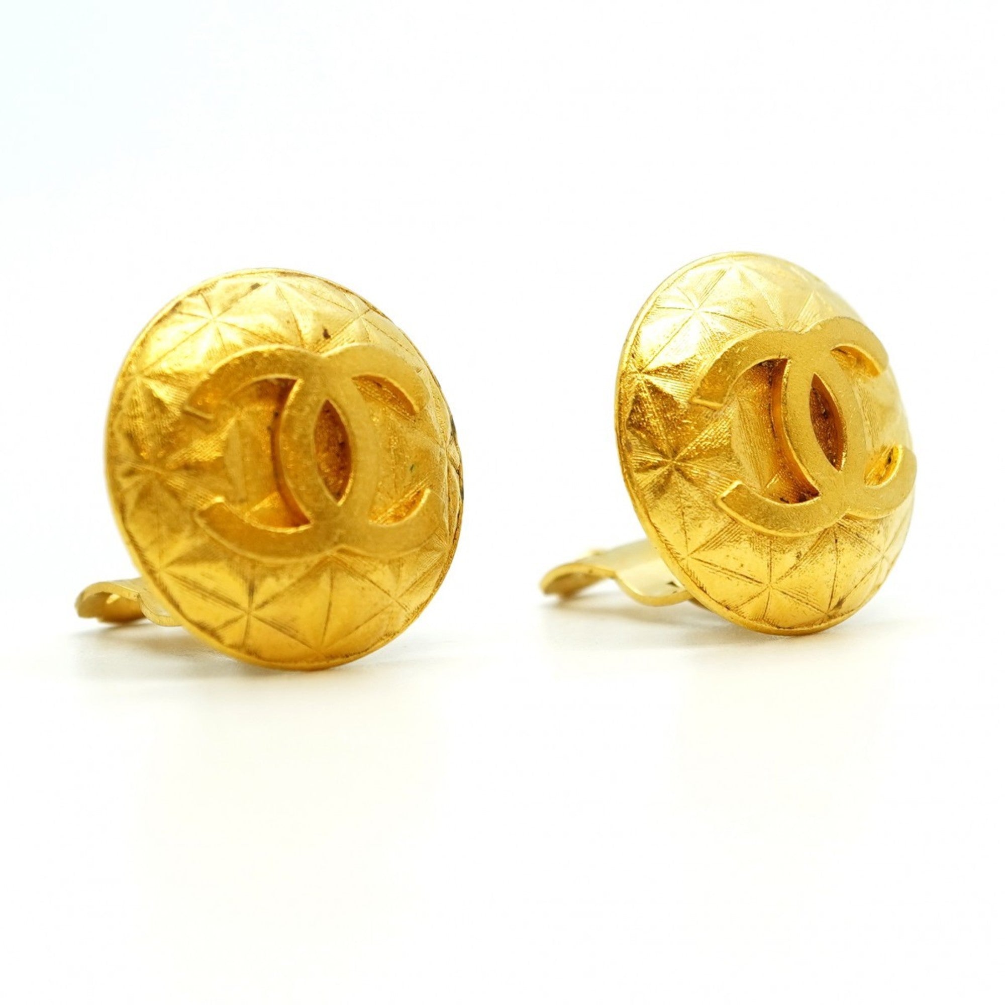 CC Logo Circle Clip-On Earrings Metal Gold-Tone Metal