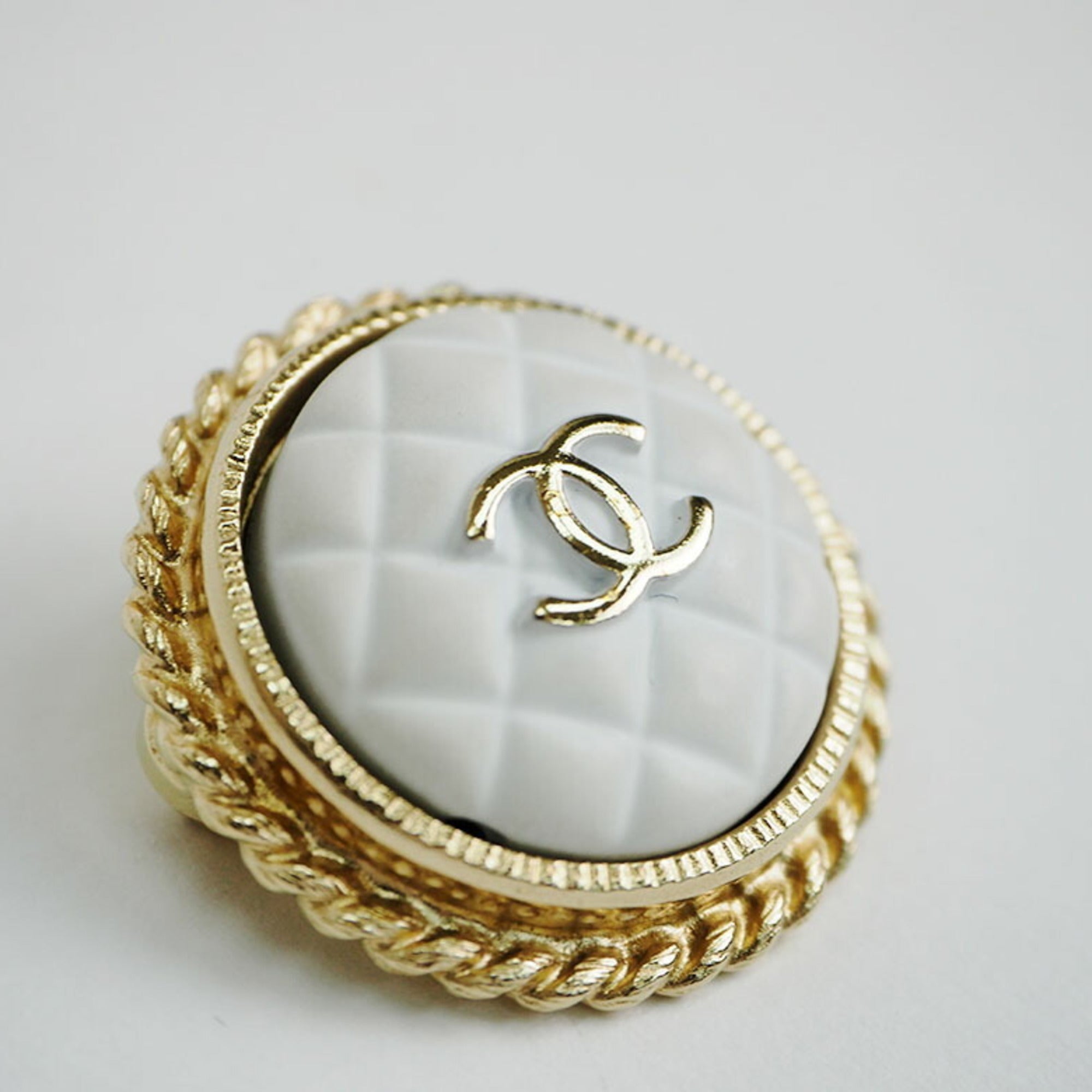 Brooch Metal White and Gold Matelasse