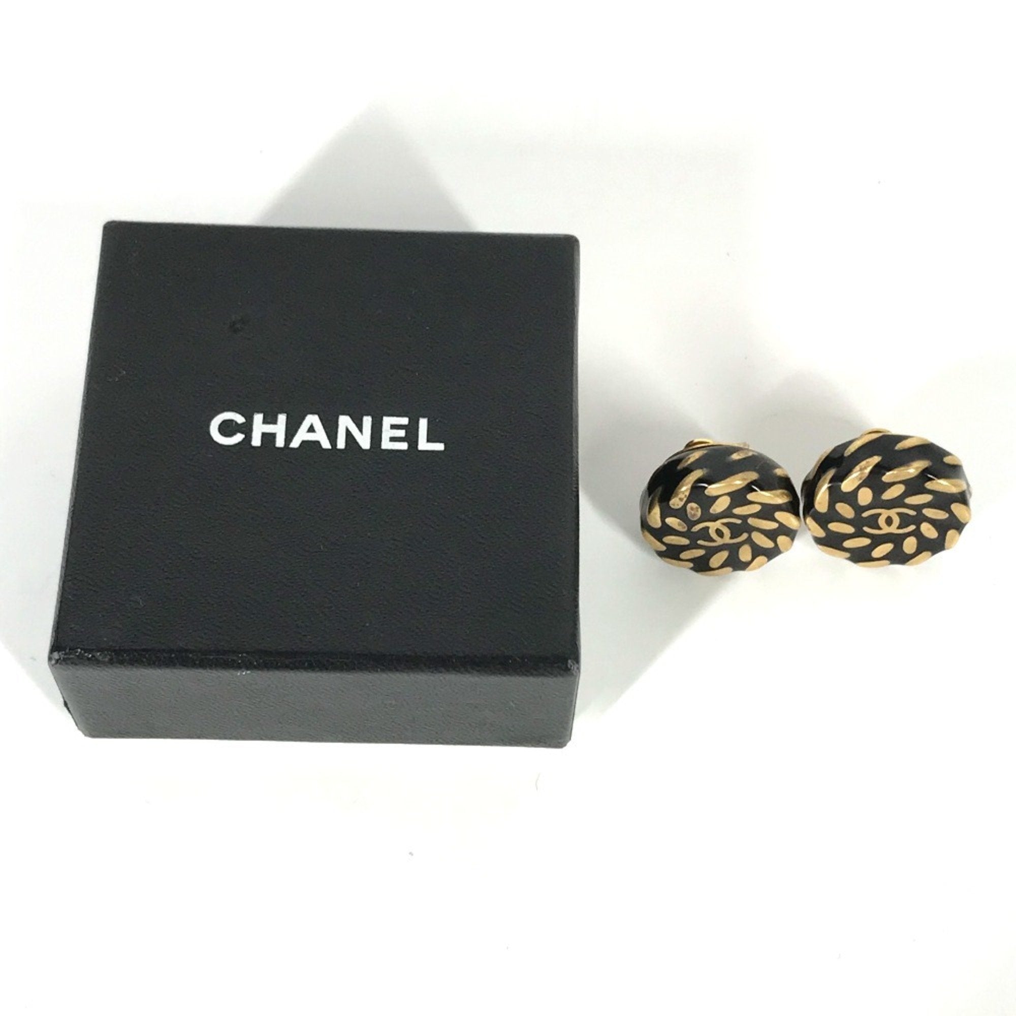 CC Logo Round Clip-On Earrings Metal Gold-Tone Metal