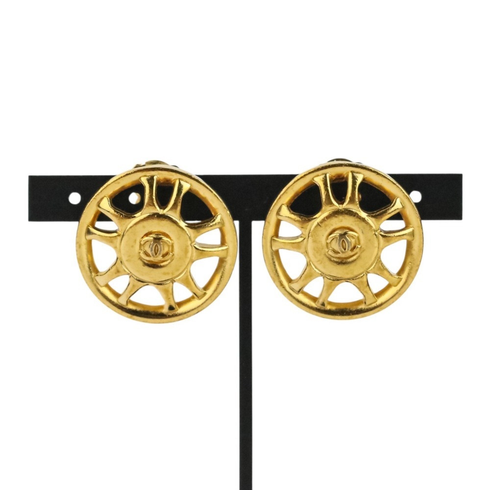 CC Logo Round Clip-On Earrings Metal Gold-Tone Metal