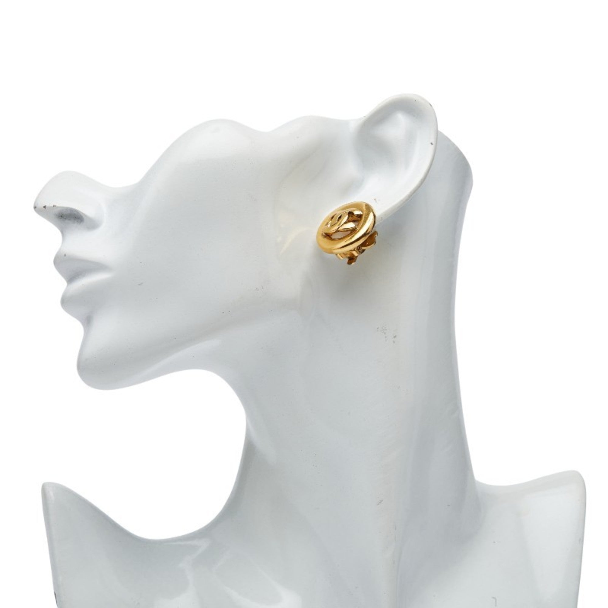 CC Logo Round Clip-On Earrings Metal Gold-Tone Metal