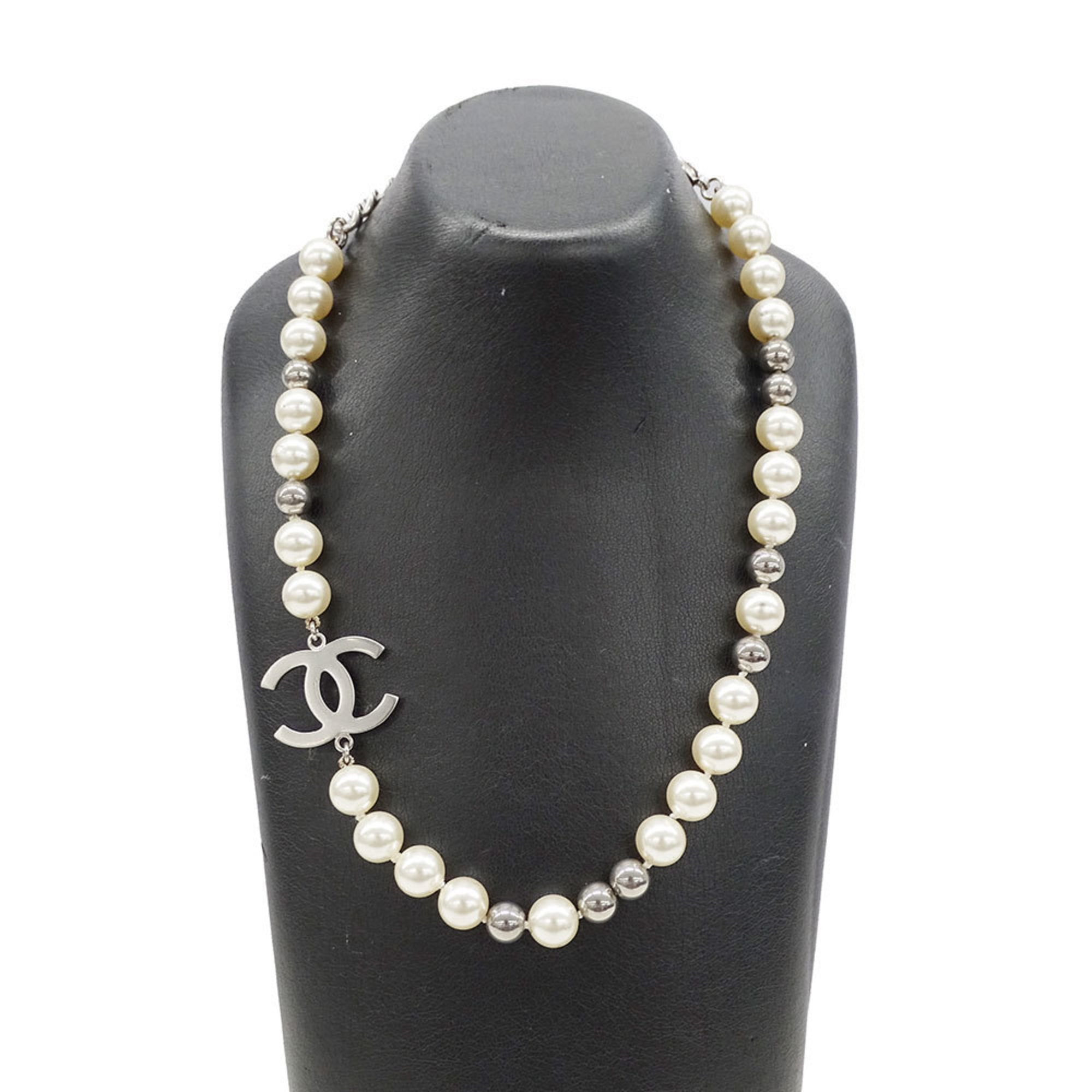 Pendant Necklace Artificial Pearl and Silver Hardware
