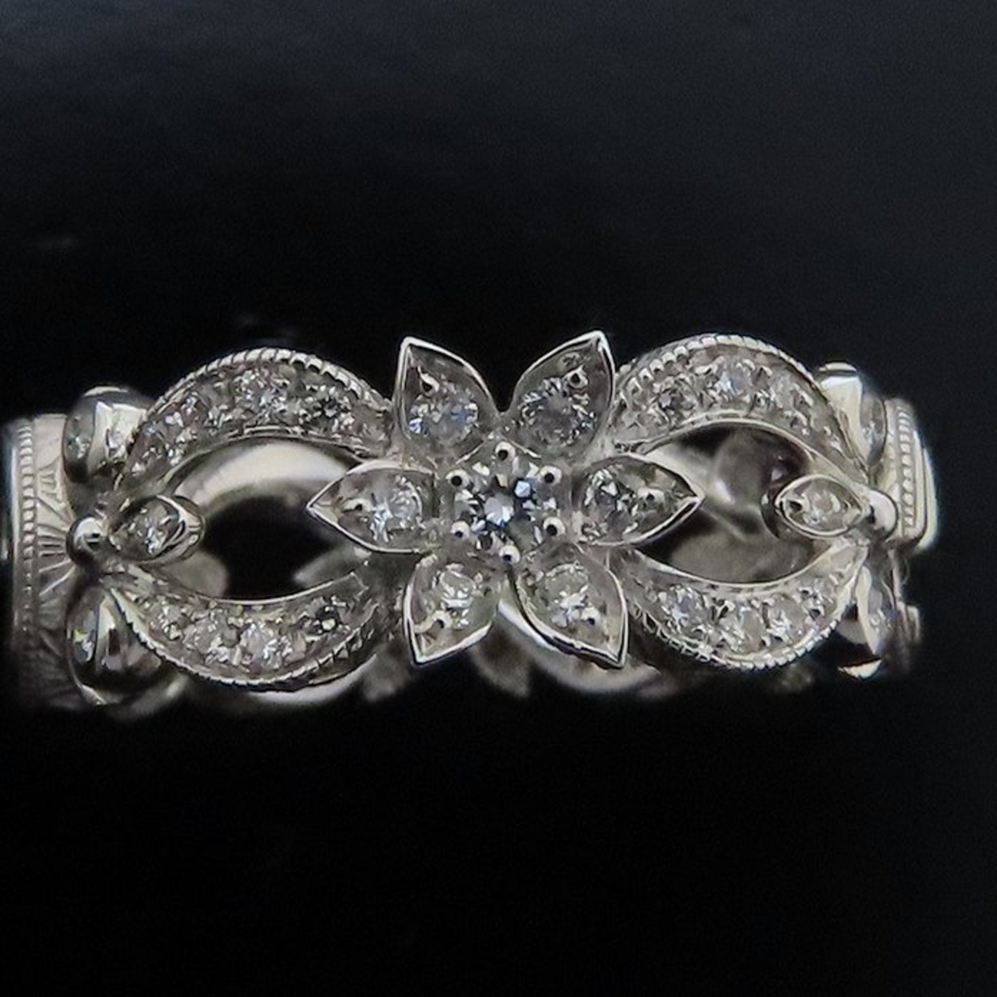 Flora Ring 18K White Gold with Diamond