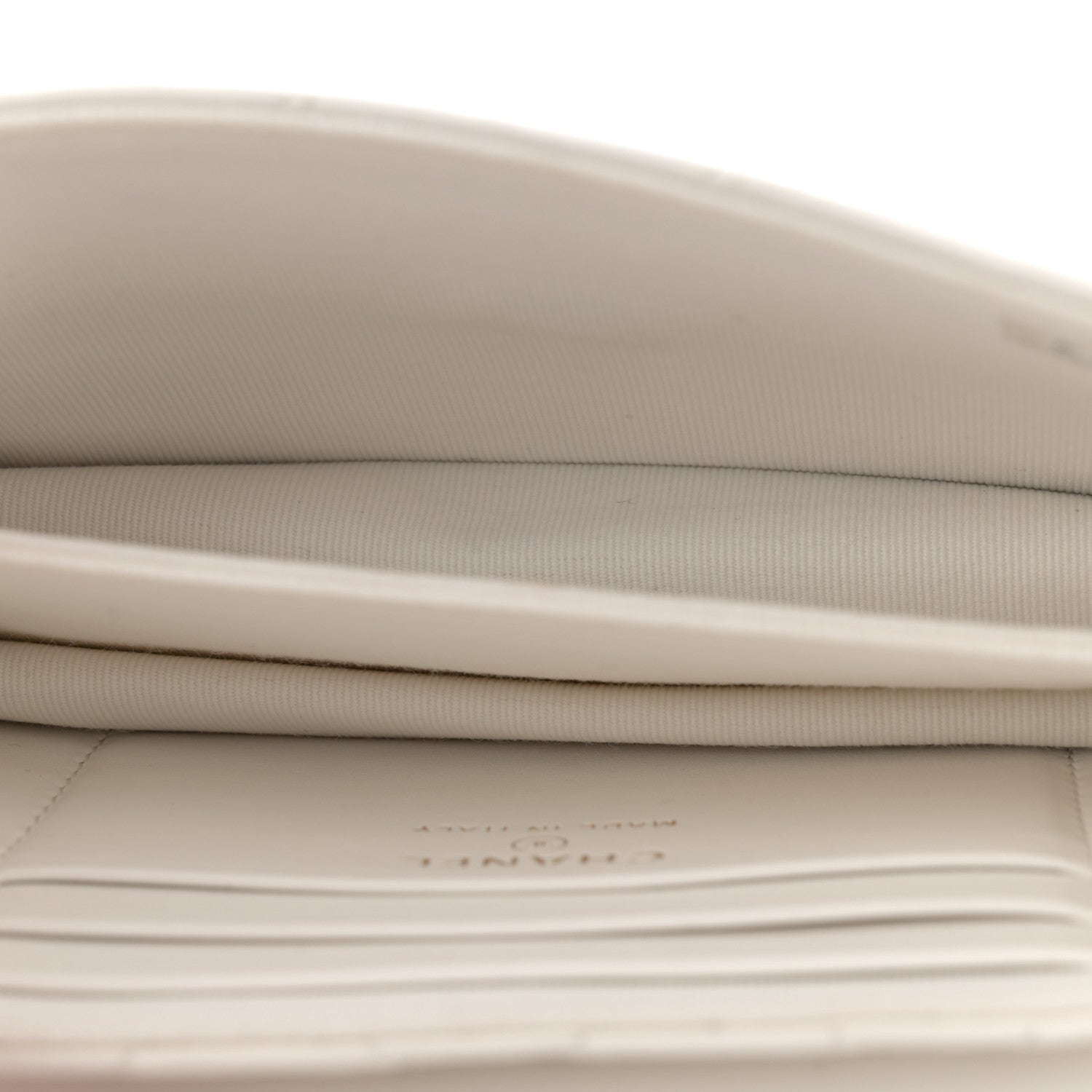 Quilted Flap With Chain White