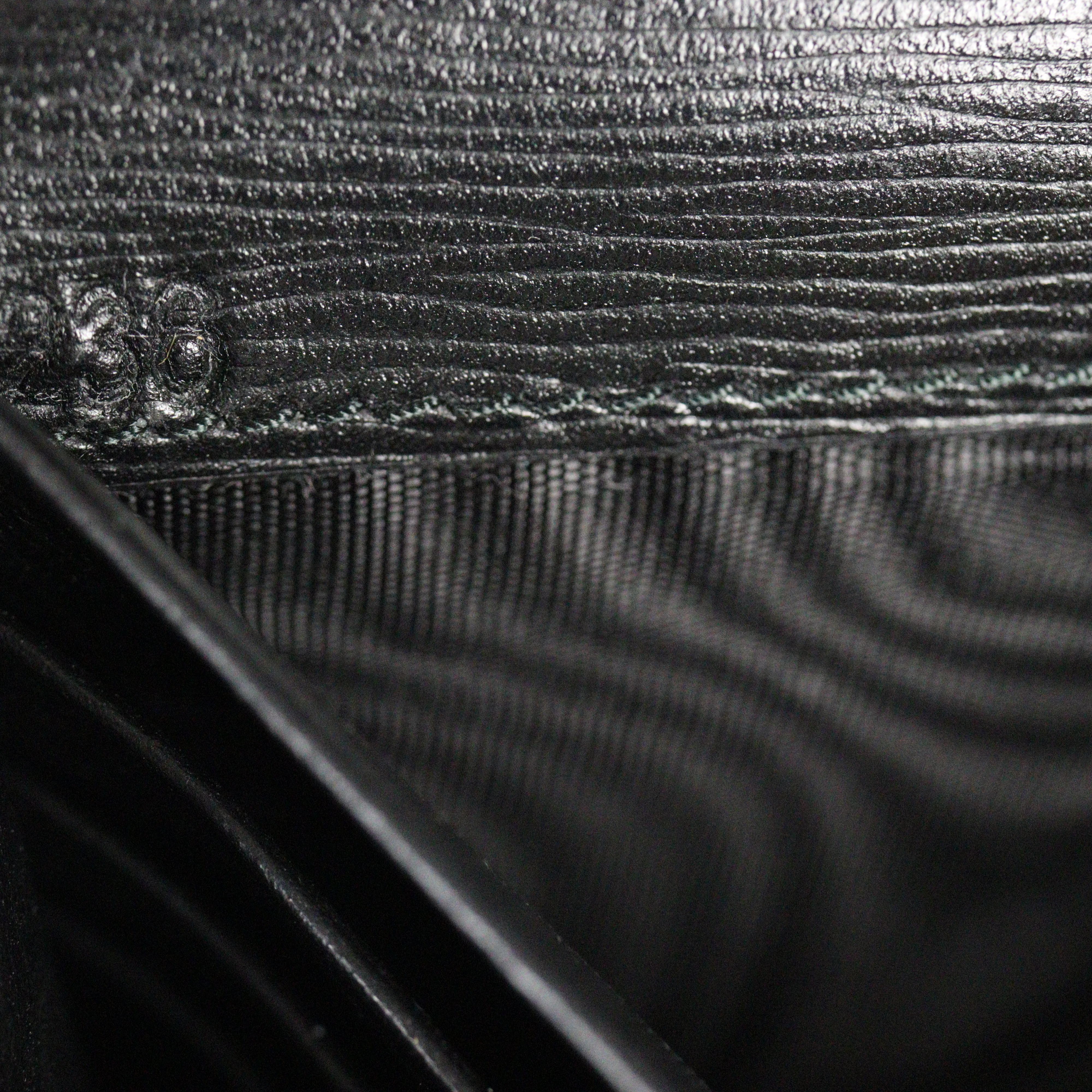 Prada Vitello Move Wallet on Chain