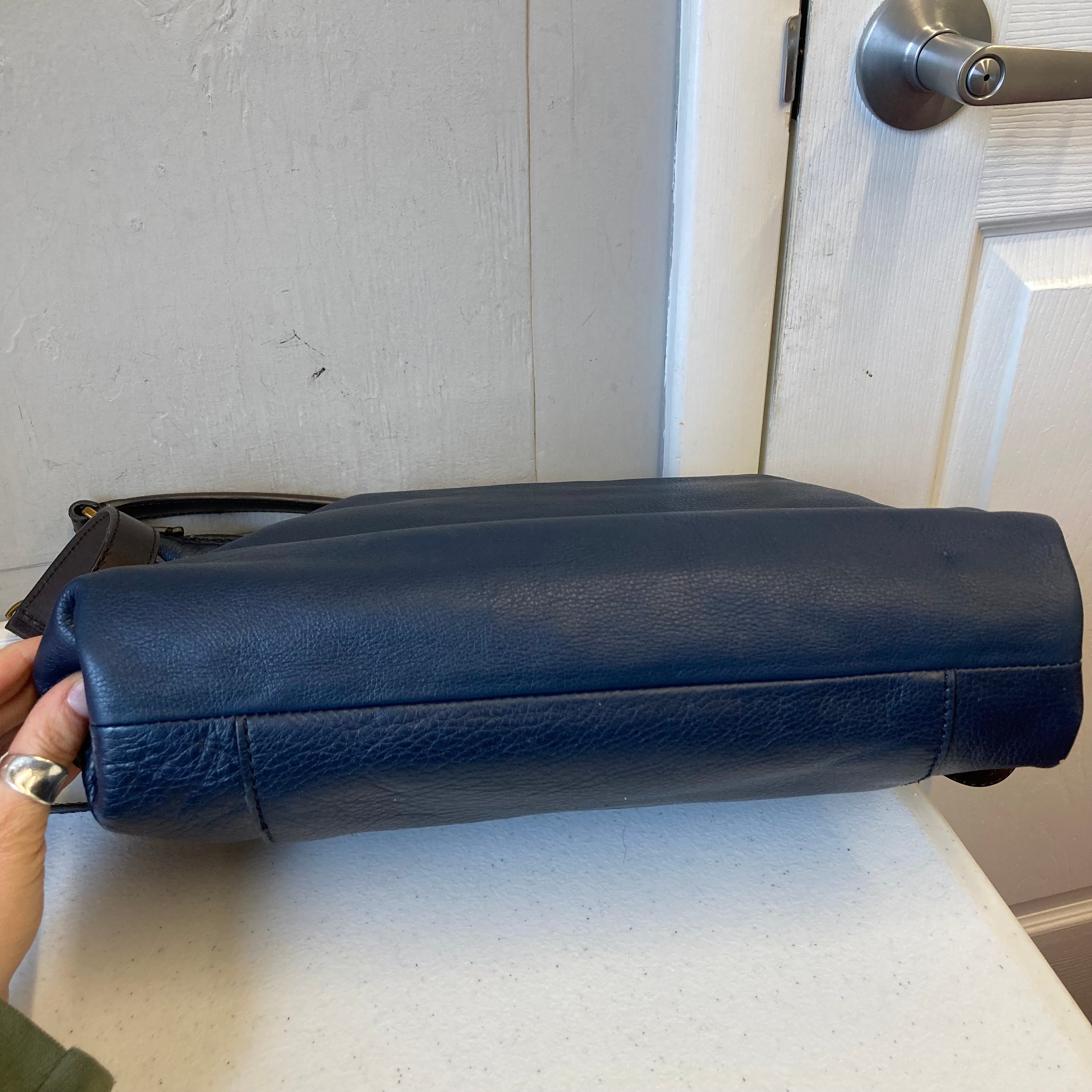 Handbag Leather By Fossil In Navy, Size:Medium