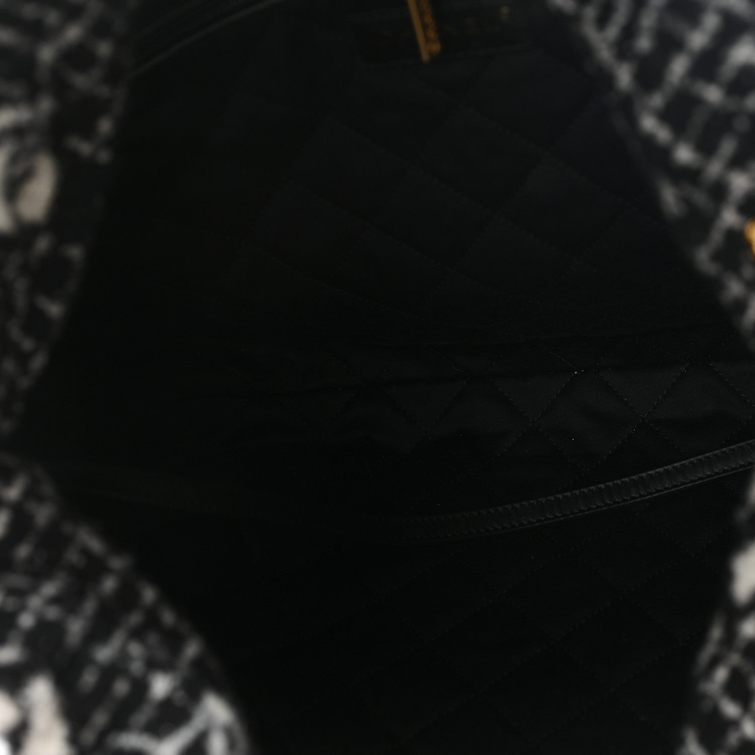 Cashmere Quilted Camellia Chanel 22 Black White