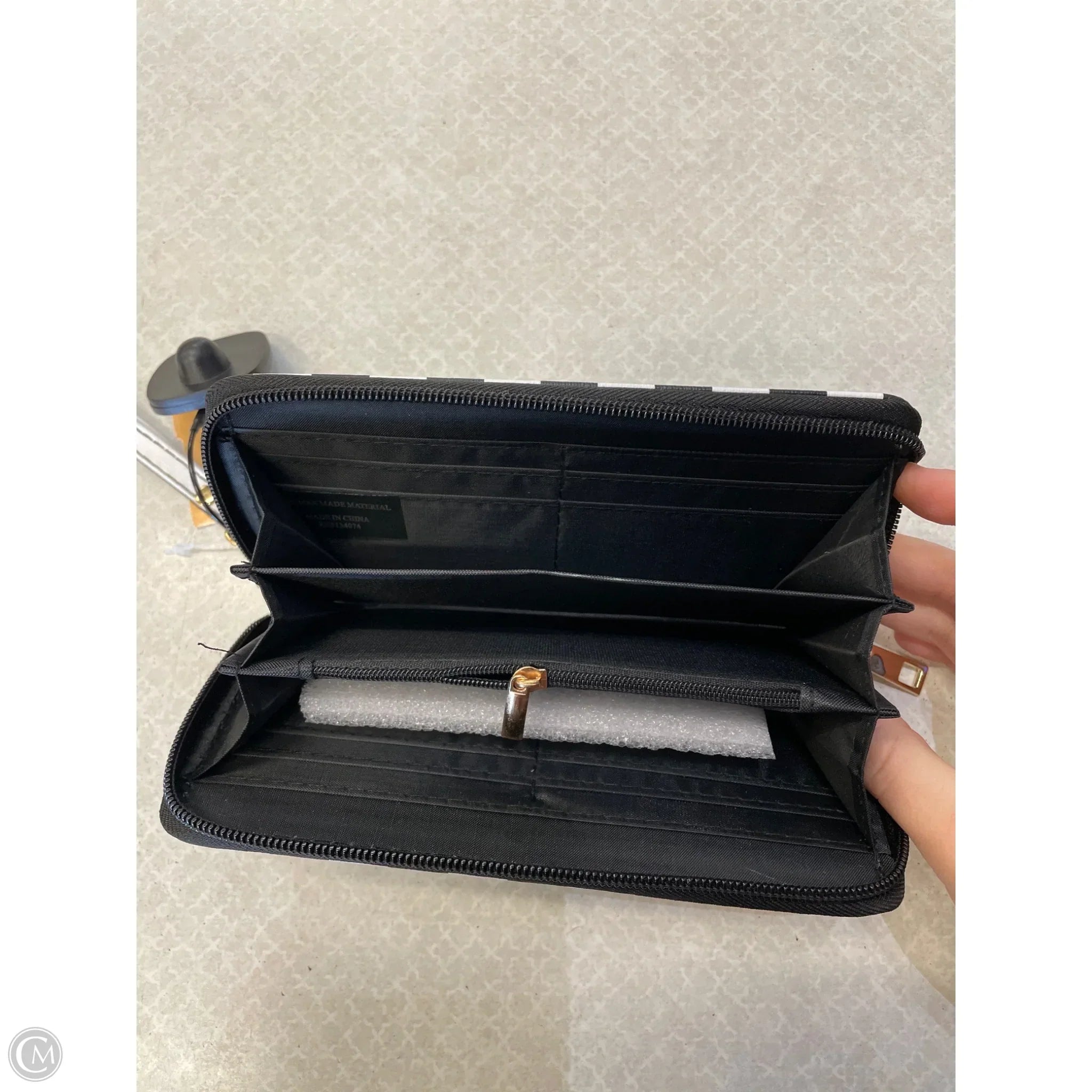 Wallet By Clothes Mentor, Size: Medium